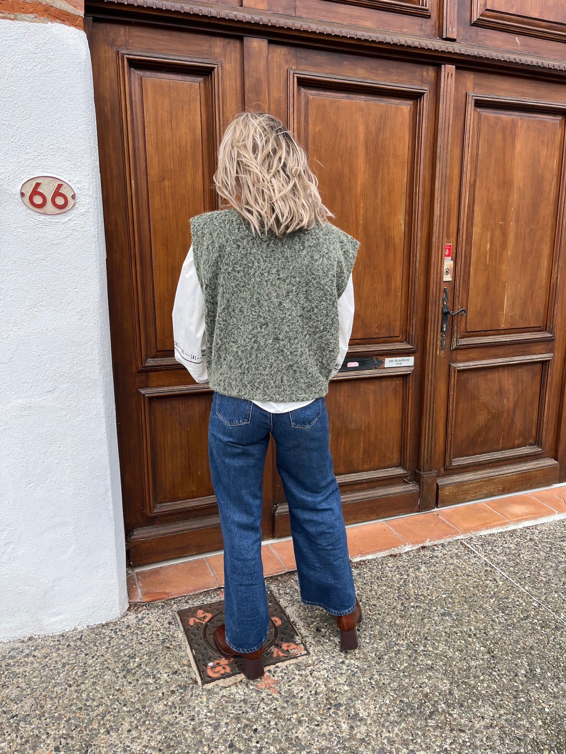 Veste de couleur vert kaki taille unique très douce et agréable à porter 