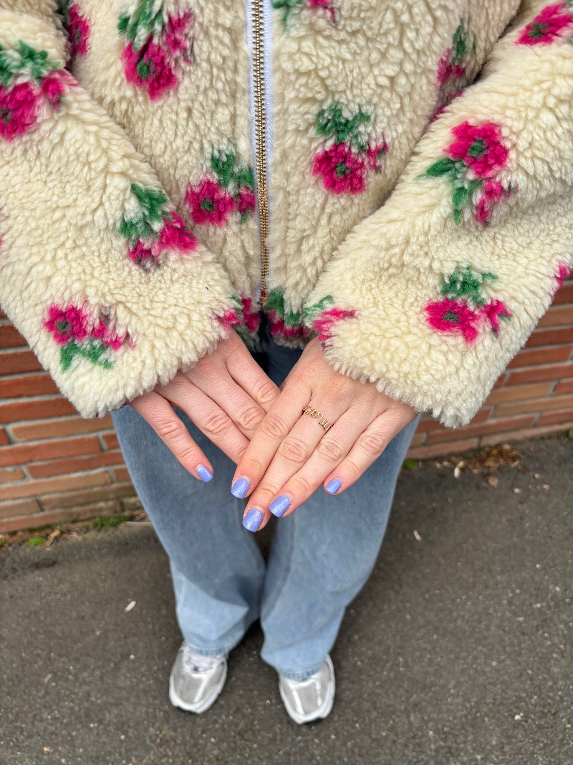 Veste polaire femme blanc motifs fleurs, confortable et tendance. Taille unique du 34 au 40, matière douce, col montant zippé, poches côtés, fabriquée en Italie.
