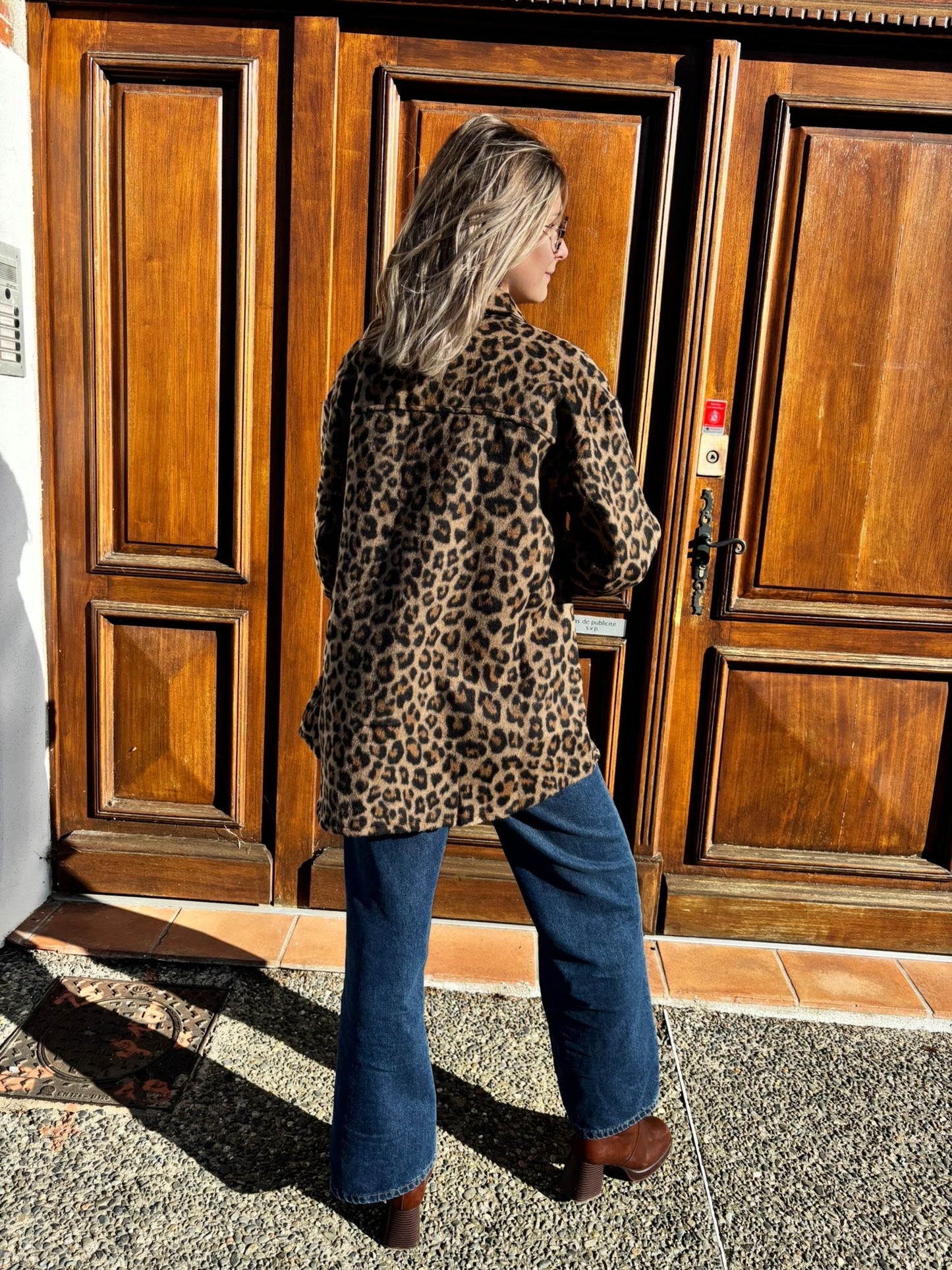 Veste pour femme de motifs Leopard de couleur marron clair et marron foncé 