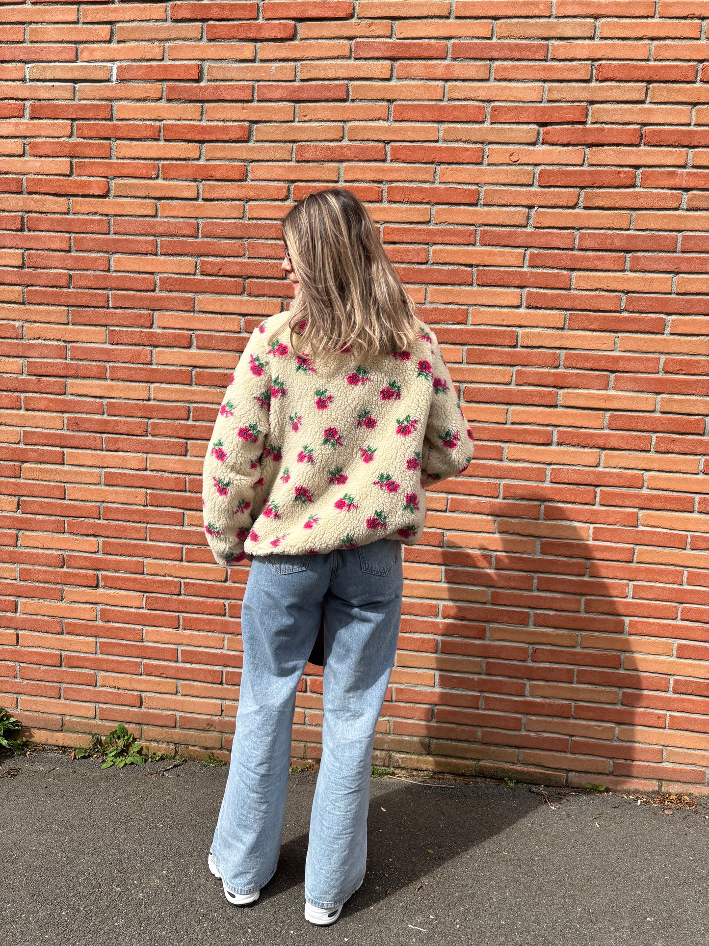Craquez pour cette veste polaire femme blanc floral, douce et chaude. Taille unique 34-40, intérieur lisse, zip et poches. Parfaite pour un look cosy tendance.
