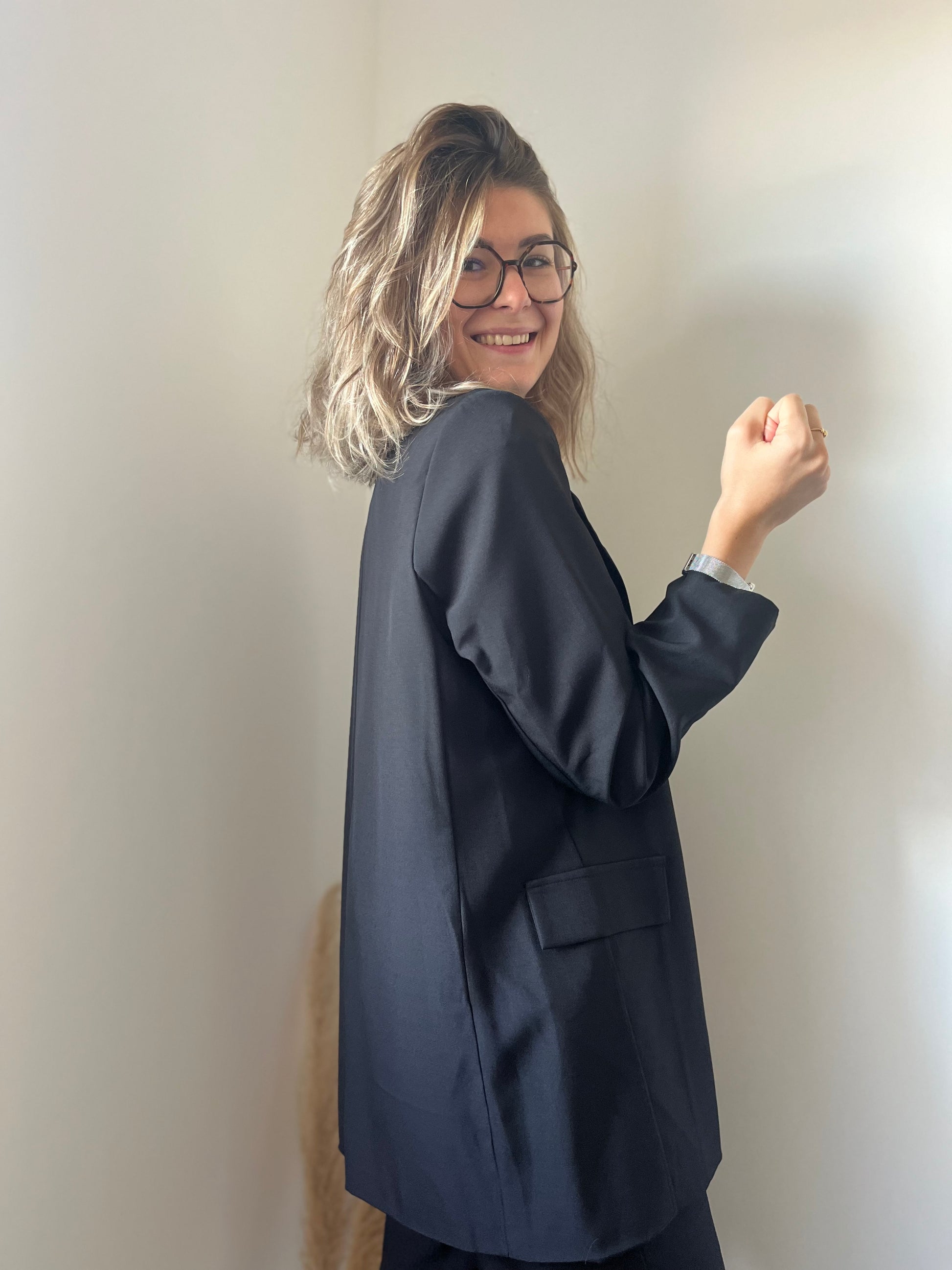 Veste blazer de couleur noir pour femme avec épaulettes et fausses poches sur le cote 