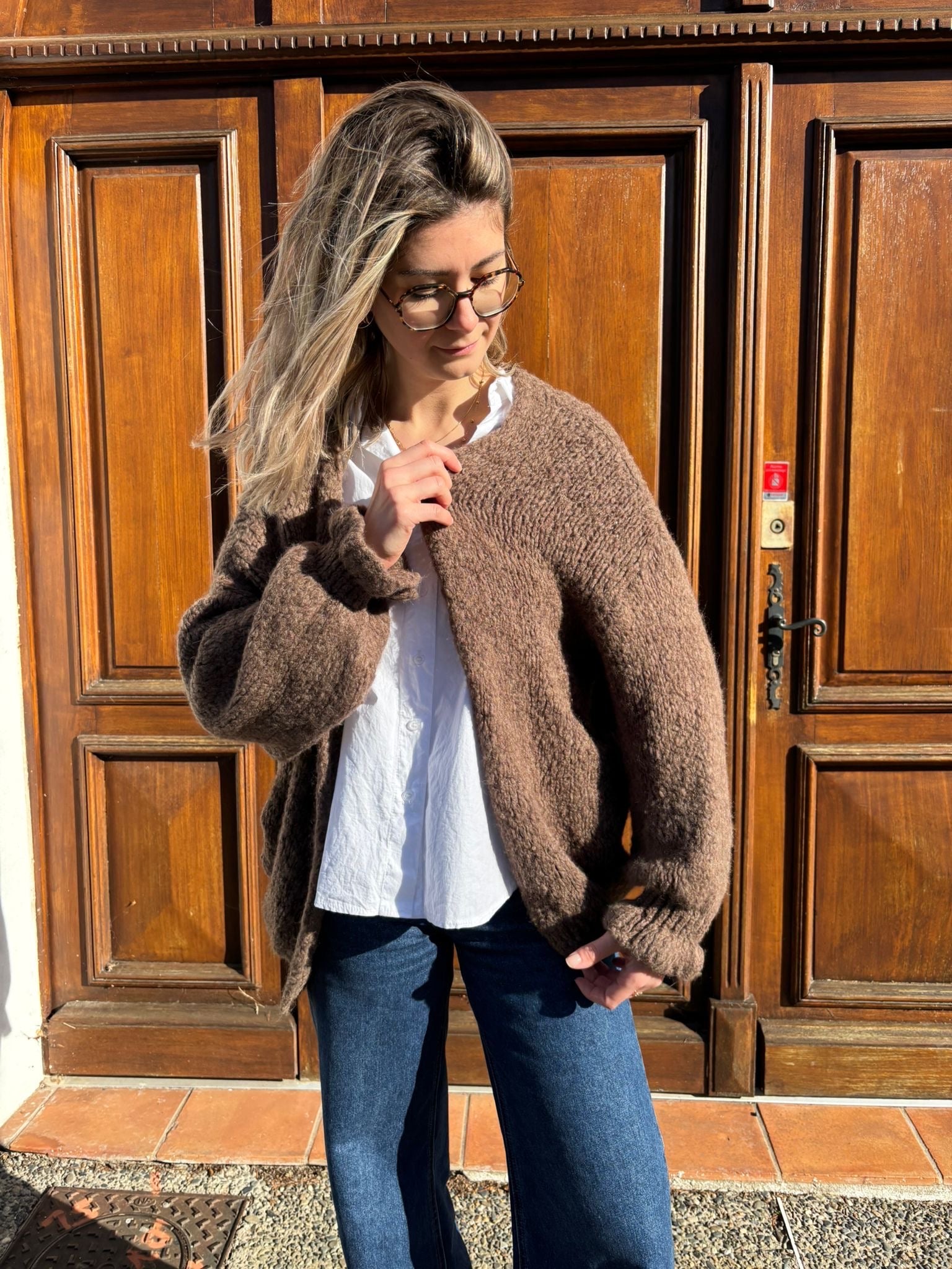 Veste pour femme en maille de couleur marron hyper recherché pour un style chic et décontracté 