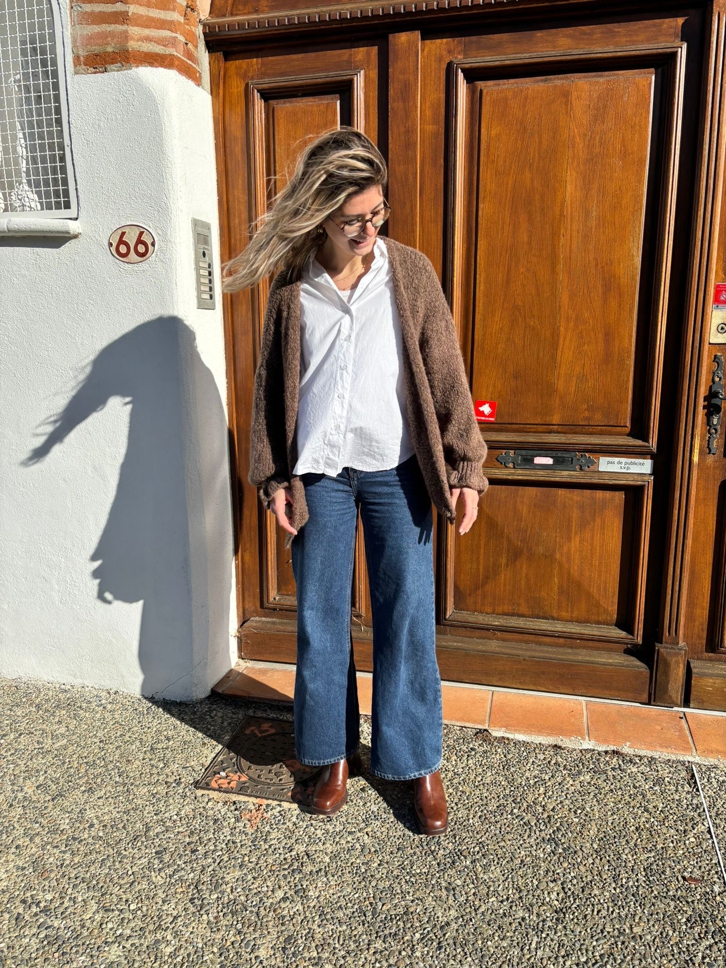 Veste pour femme hyper tendance de couleur marron chaude et élégante à la fois 