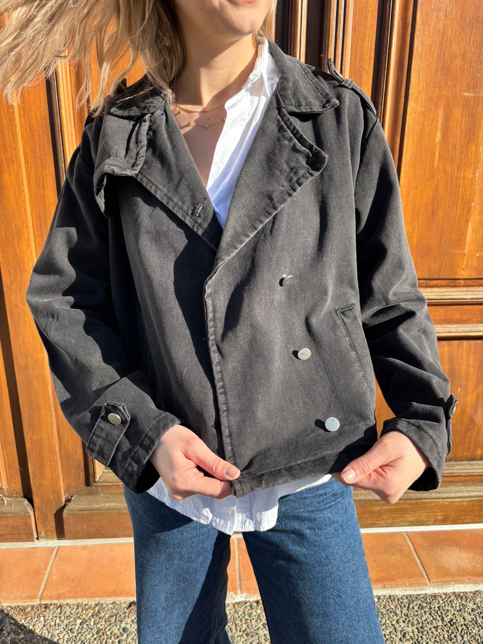 Veste de couleur noire effet jean pour femme taille cintrée et hyper tendance pour le printemps automne 