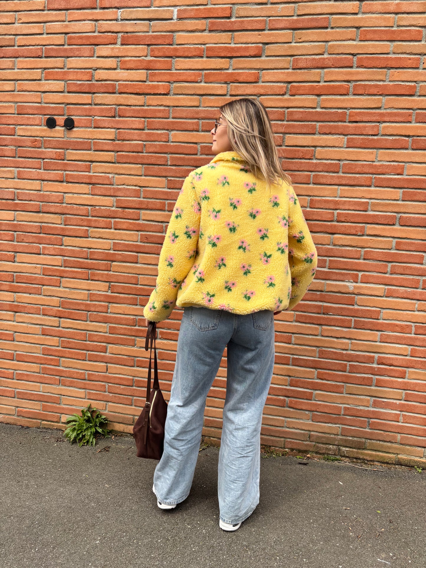 Veste polaire femme imprimé fleurs, coloris jaune lumineux. Confort optimal, style tendance et parfait pour un look casual chic toute la saison.