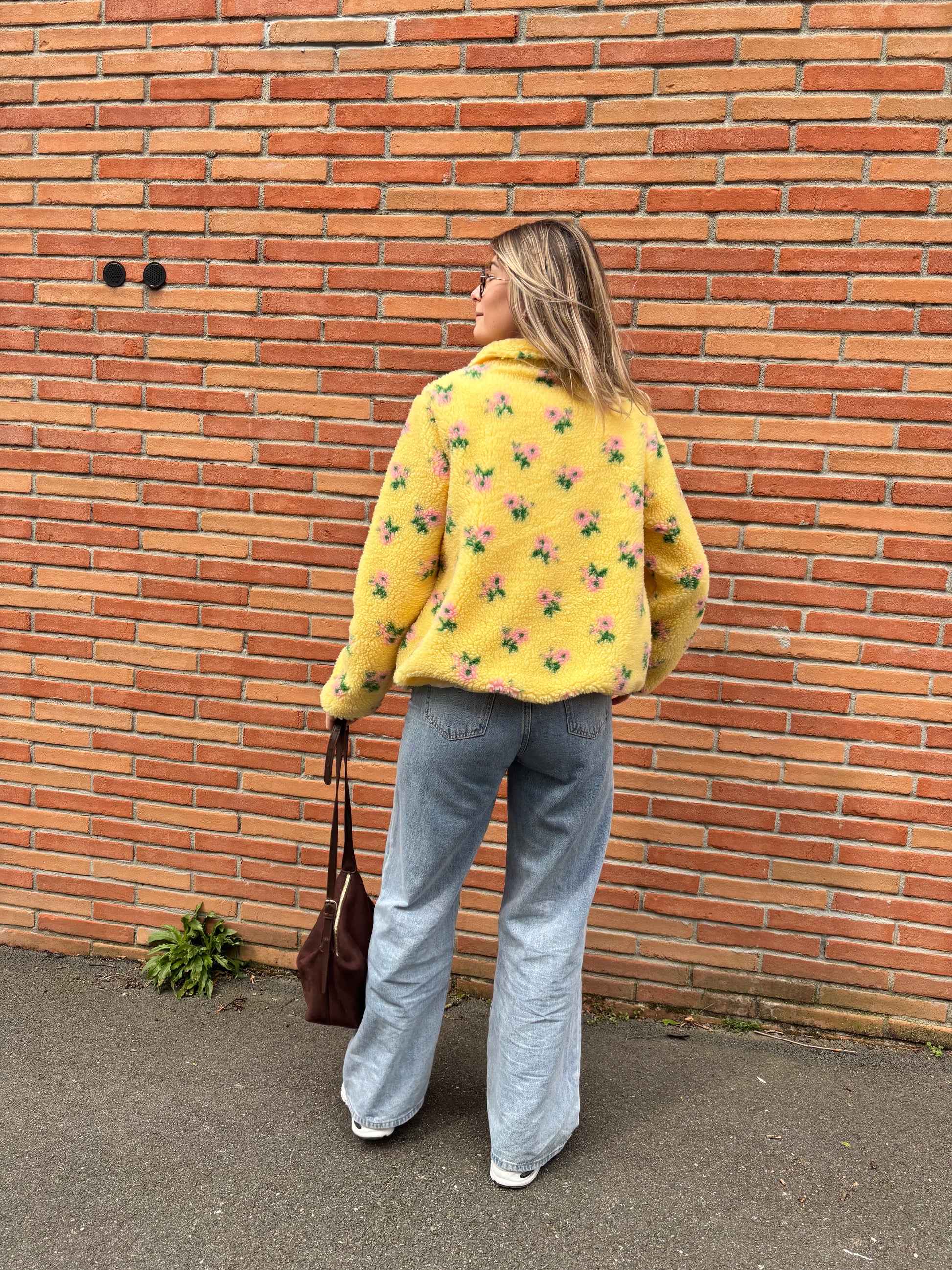 Veste polaire femme imprimé fleurs, coloris jaune lumineux. Confort optimal, style tendance et parfait pour un look casual chic toute la saison.