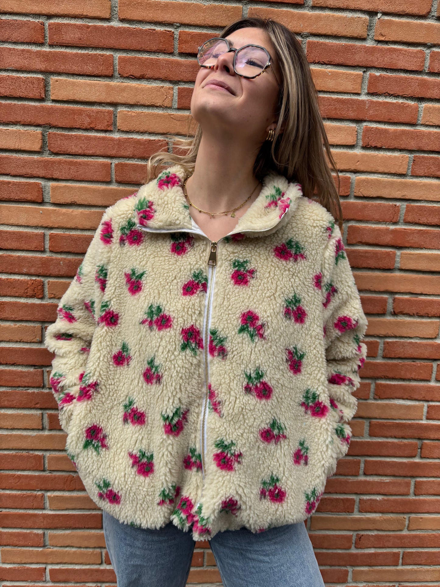 Veste polaire femme motifs floraux, coloris blanc, taille unique du 34 au 40. Matière douce polyester et acrylique, col montant zippé, poches pratiques.
