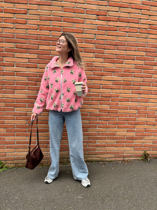 Veste polaire femme rose à motifs floraux, look tendance et casual chic