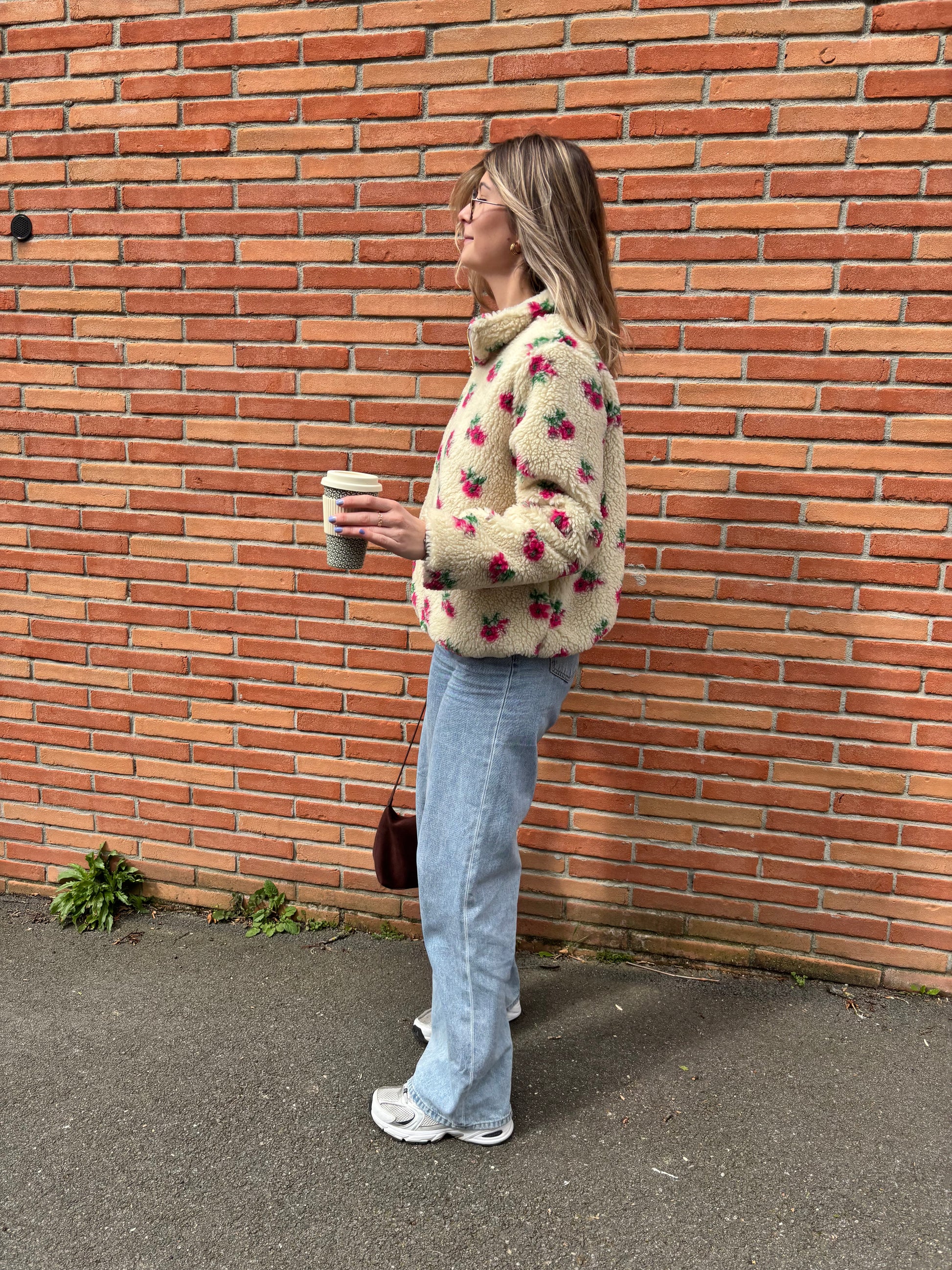 Veste polaire blanche femme à fleurs, hyper douce et confortable. Taille unique (34-40), fermeture zip, col montant et poches sur les côtés. Made in Italy.
