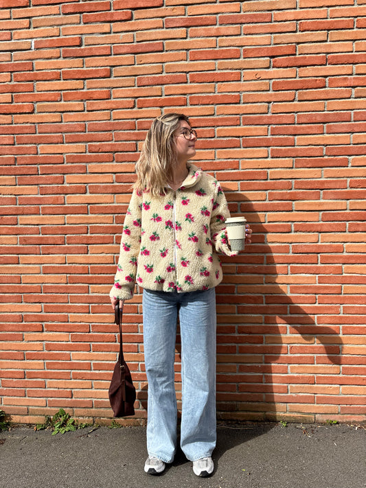 Veste polaire femme blanc à motifs floraux, taille unique (34-40). Douce et chaude, zip et col montant, poches côtés. Fabriquée en Italie, look tendance.
