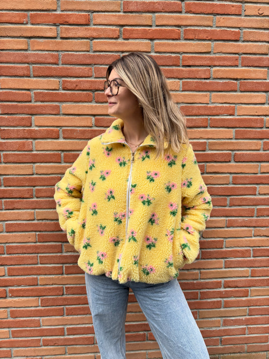 Veste polaire femme jaune à fleurs, douce et tendance. Coupe moderne, idéale pour un look casual chic confortable en hiver comme en mi-saison.