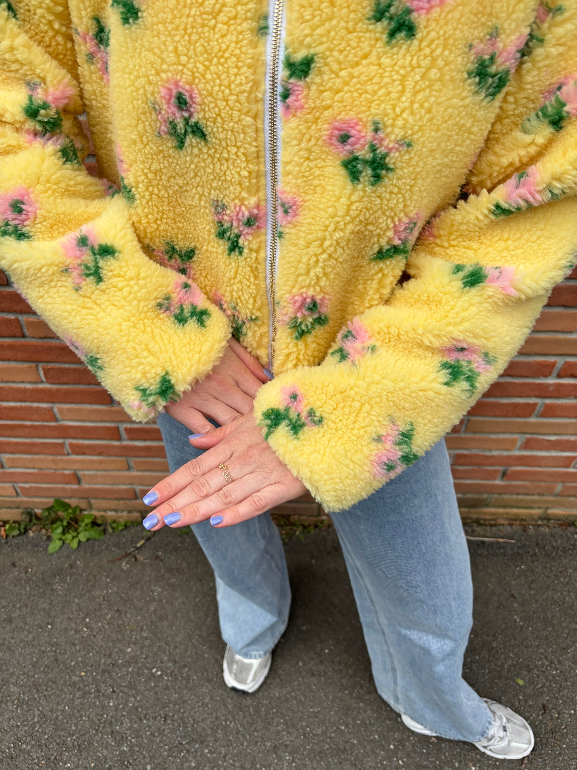 Veste polaire jaune femme à motifs fleuris, douce et chaude. Idéale pour un look moderne, féminin et confortable en hiver ou mi-saison.