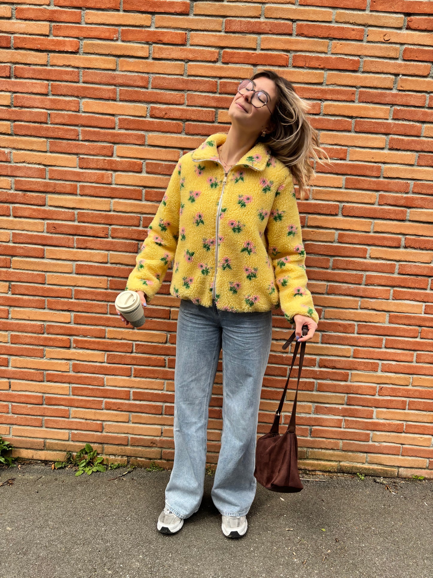 Craquez pour cette veste polaire jaune à motifs floraux, chaude et stylée. Parfaite pour un look féminin, cosy et tendance au quotidien.