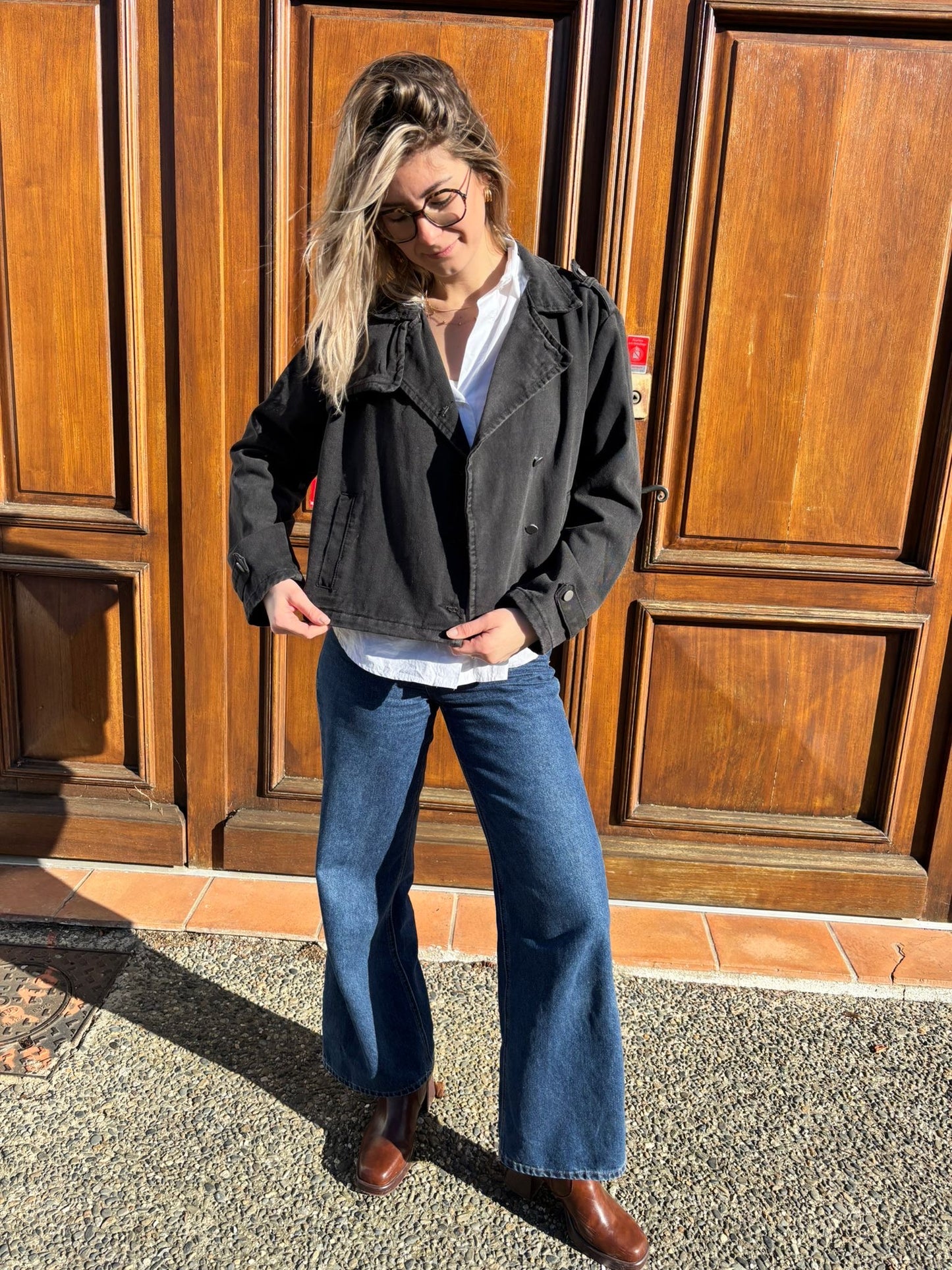 Veste tendance pour femme courte de couleur noire taille SM ou ML avec boutons sur le devant 