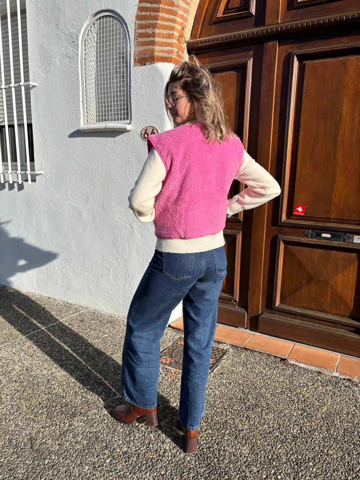 Veste de couleur rose fluo pour femmes courte sans manches avec poche sur le côté, le bouton devant