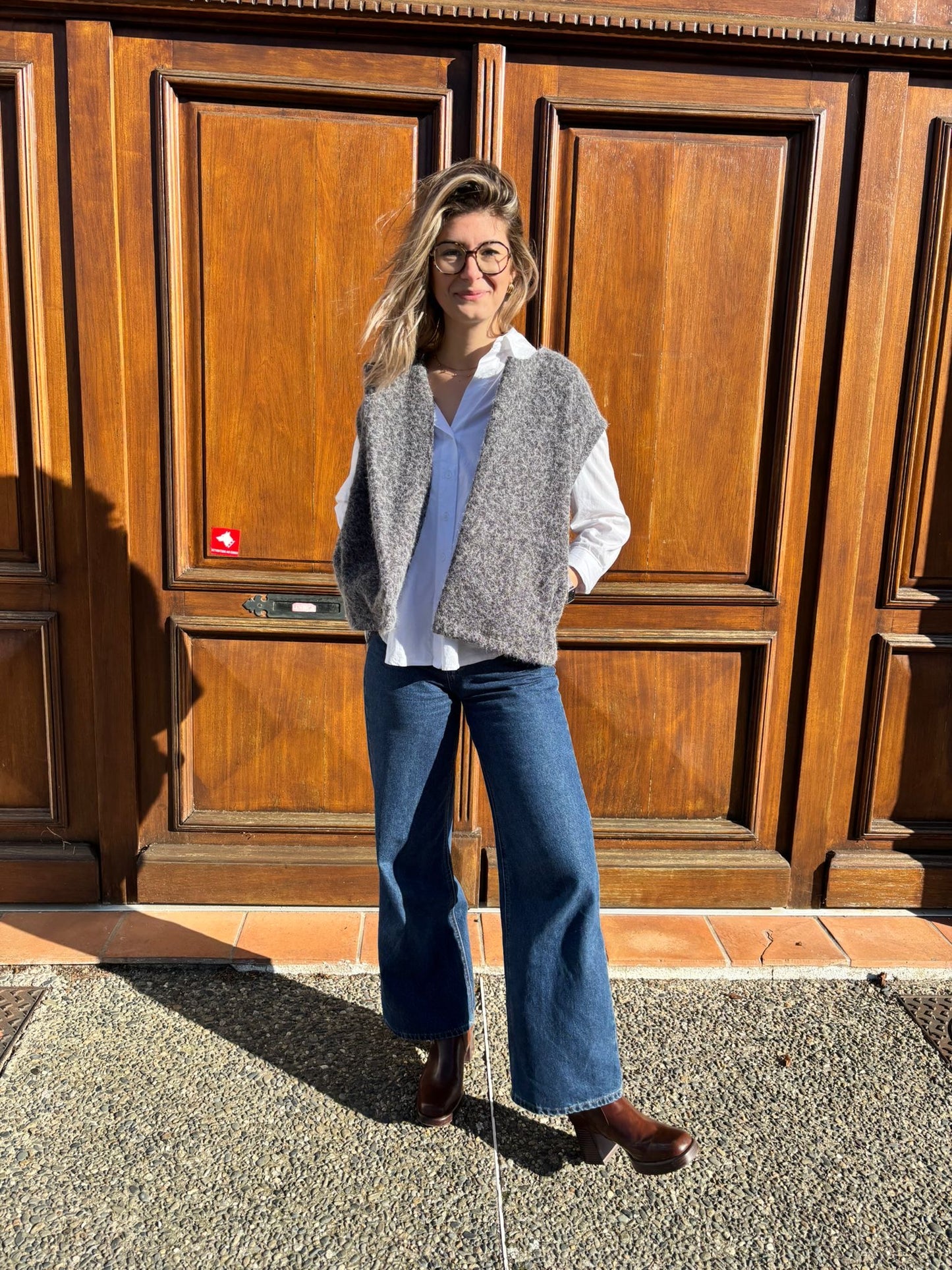 Veste pour femme sans manches de couleur grise avec poches sur le côté 