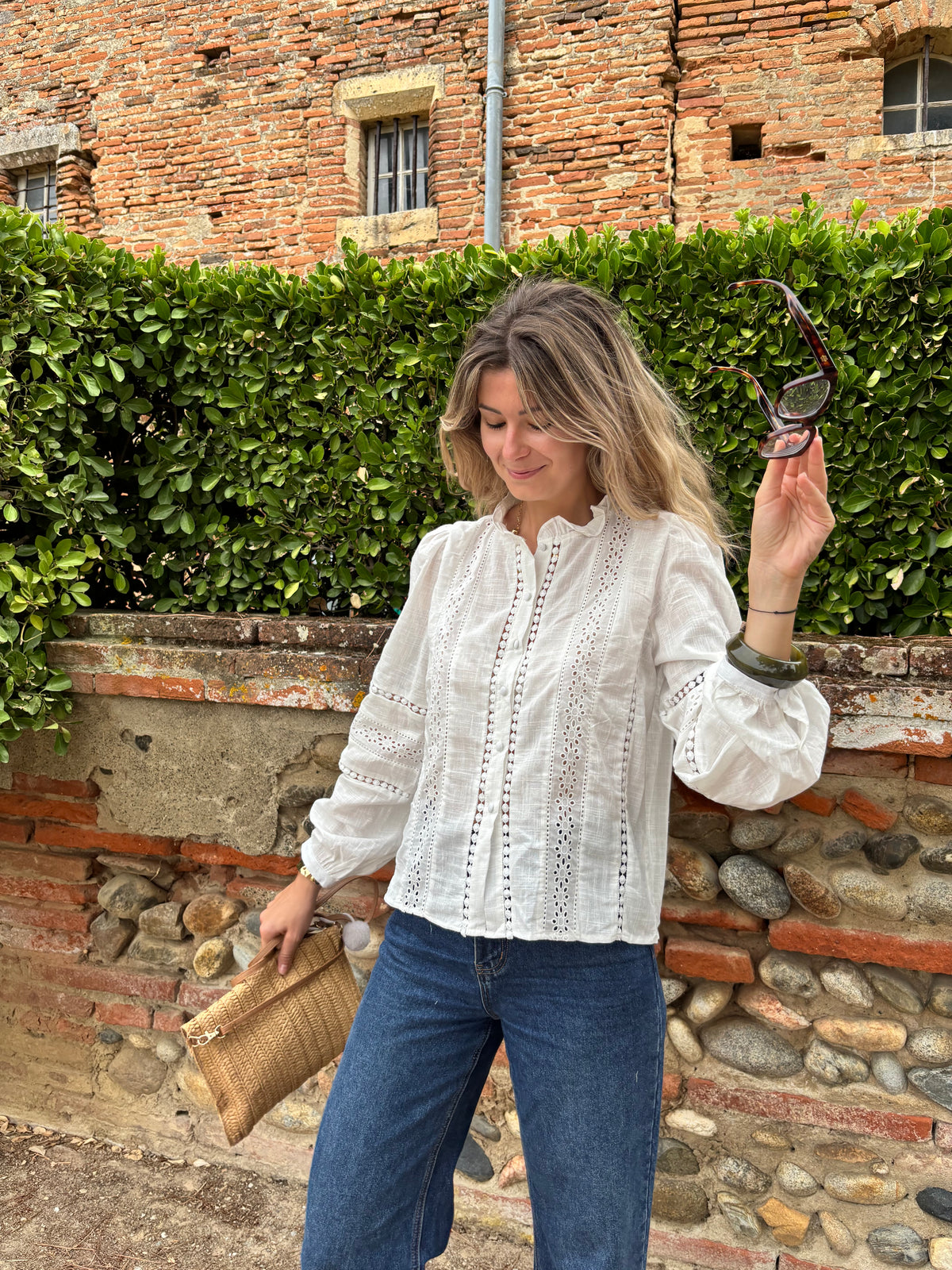 blouse blanche femme a broderie tres elegante et sophystiqué