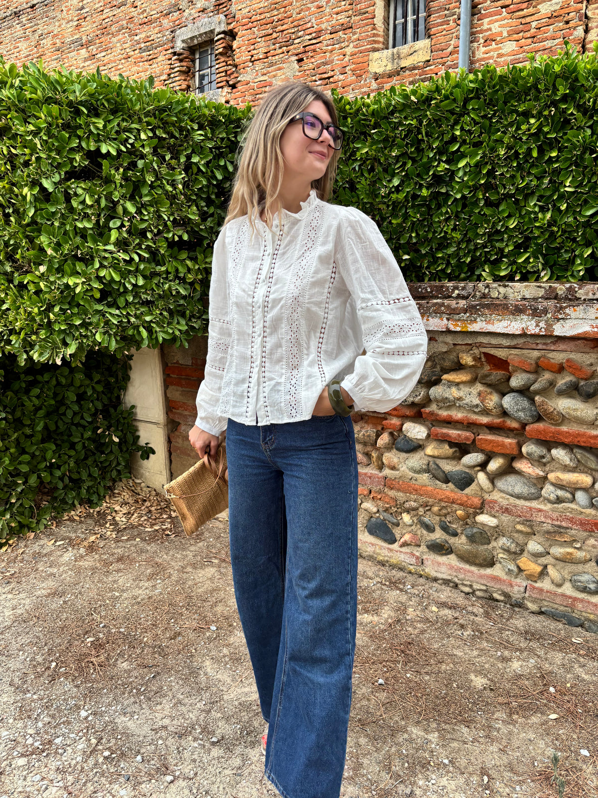blouse pour femme de couleur blanc avec manche bouffante et broderie