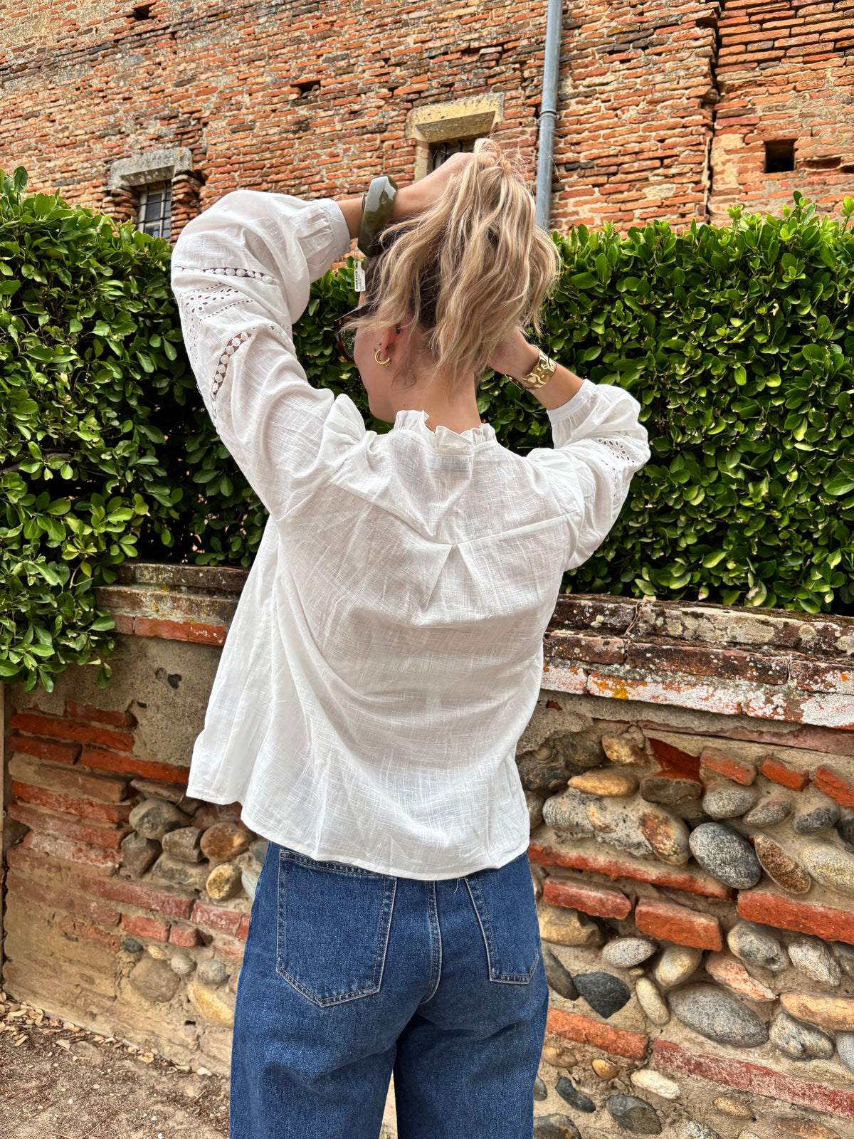 blouse pour femme de couleur blanc tendance et chic pour un  look raffiné 