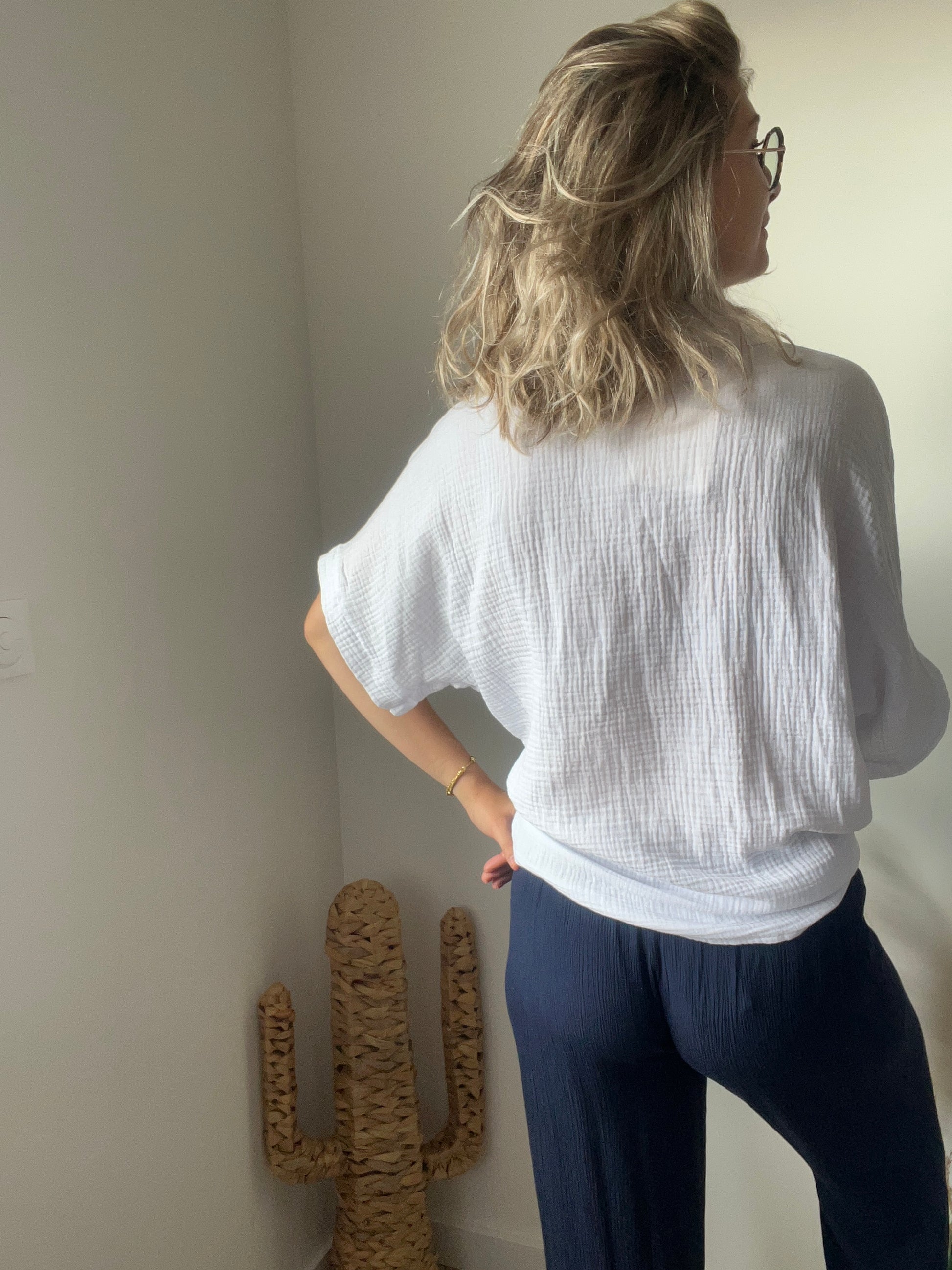Matière effet gaufrée en gaz de coton, couleur blanc, fabriqué en Italie