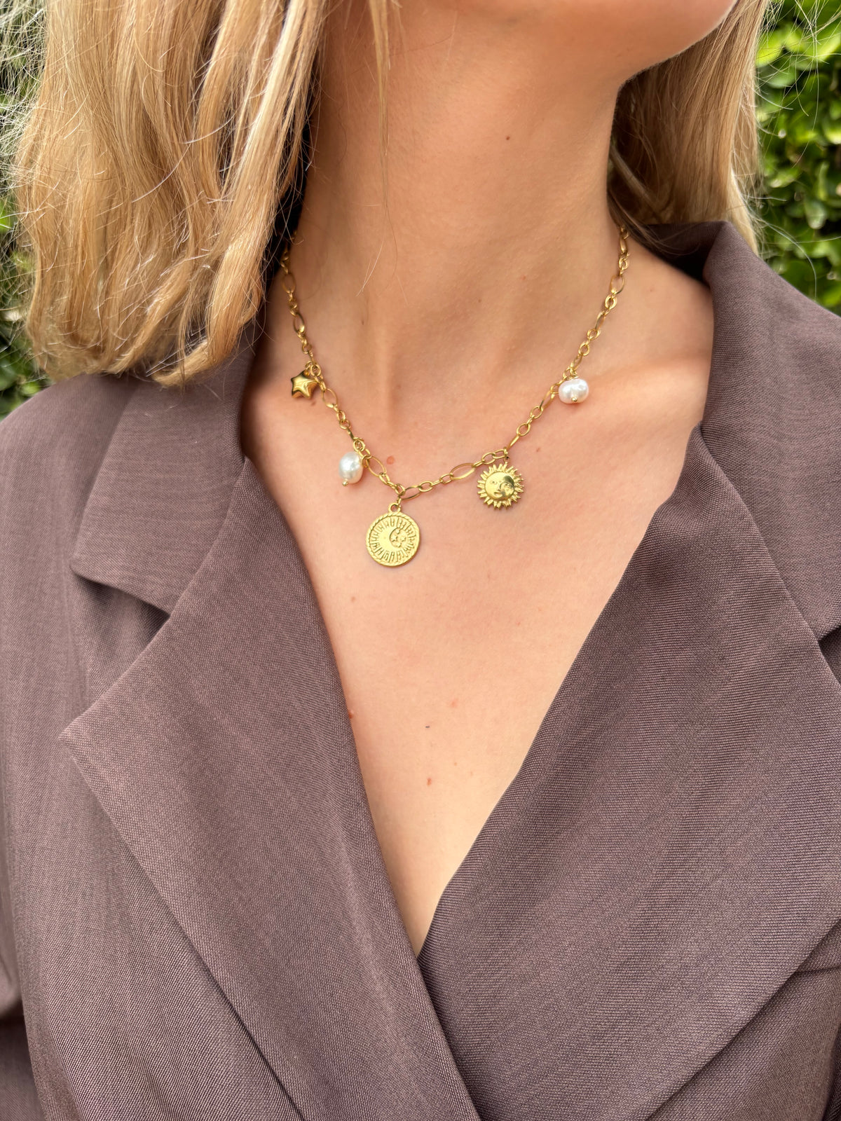 collier femme couleur or a perles + breloques hyper tendance 