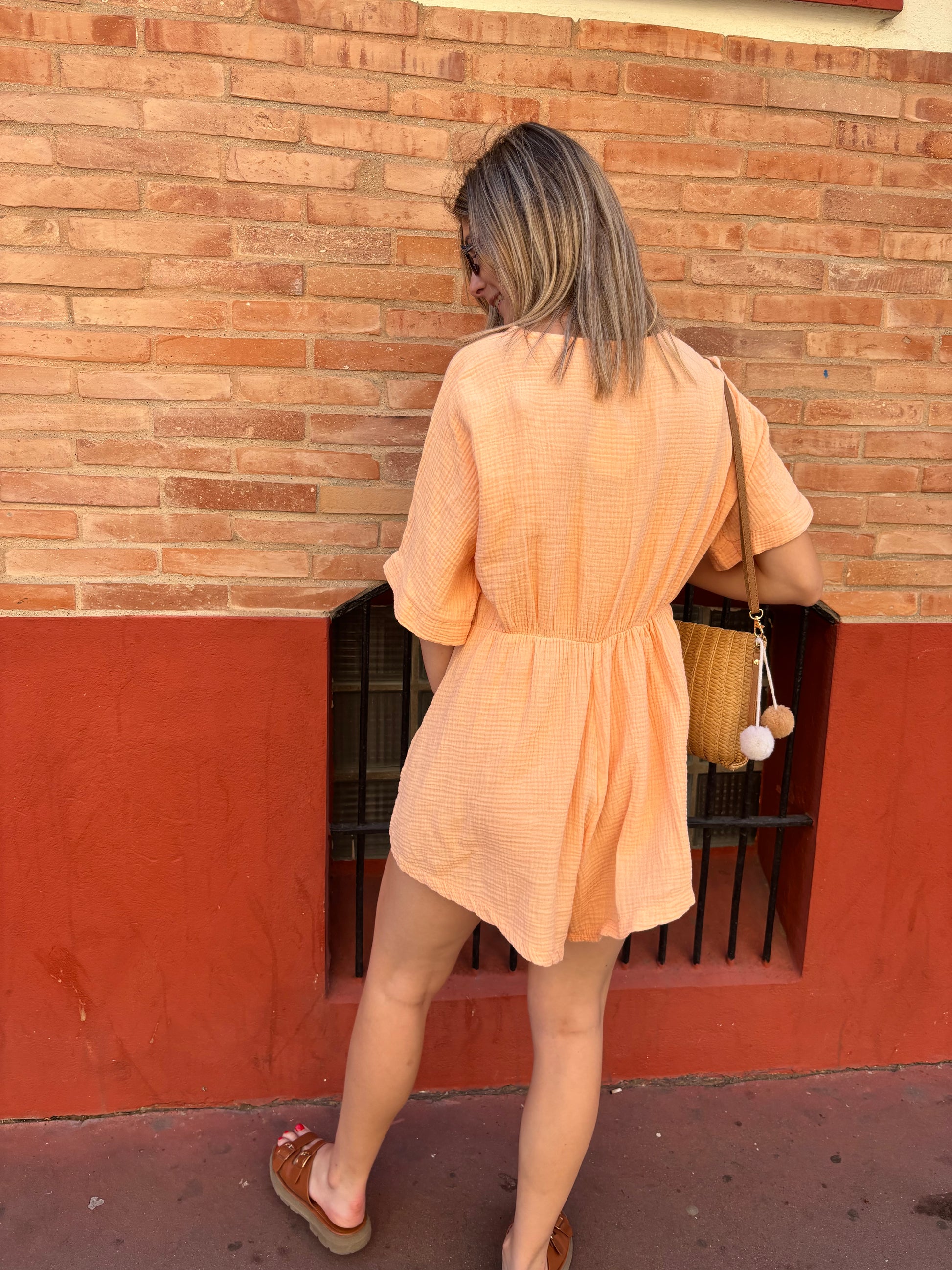 combishort femme en gaze de coton de couleur saumon fluide et légère pour l'été