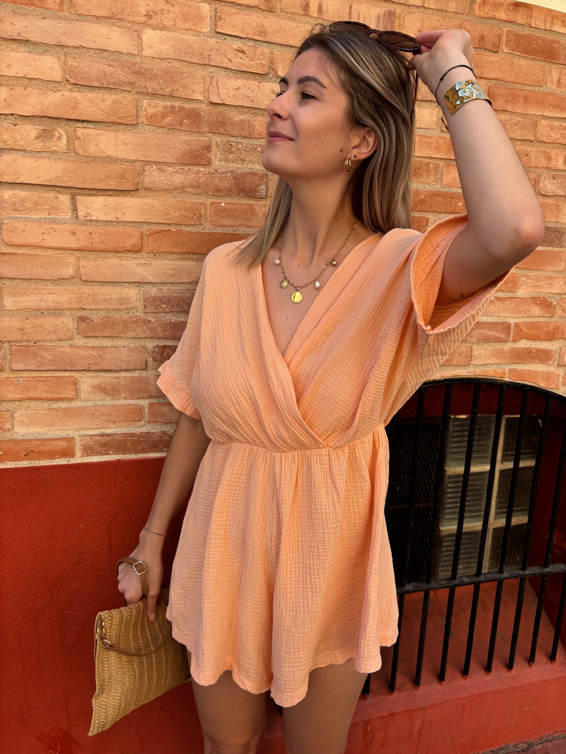 combishort pour femme de couleur saumon courte et fluide ideale pour l'été