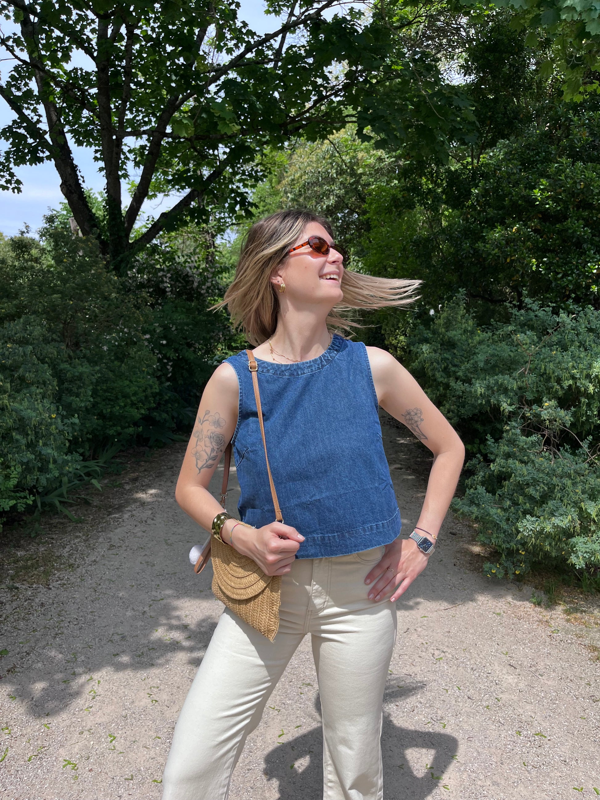 Chic et tendance, ce débardeur en jean se distingue par ses jolis nœuds dans le dos pour un style unique.