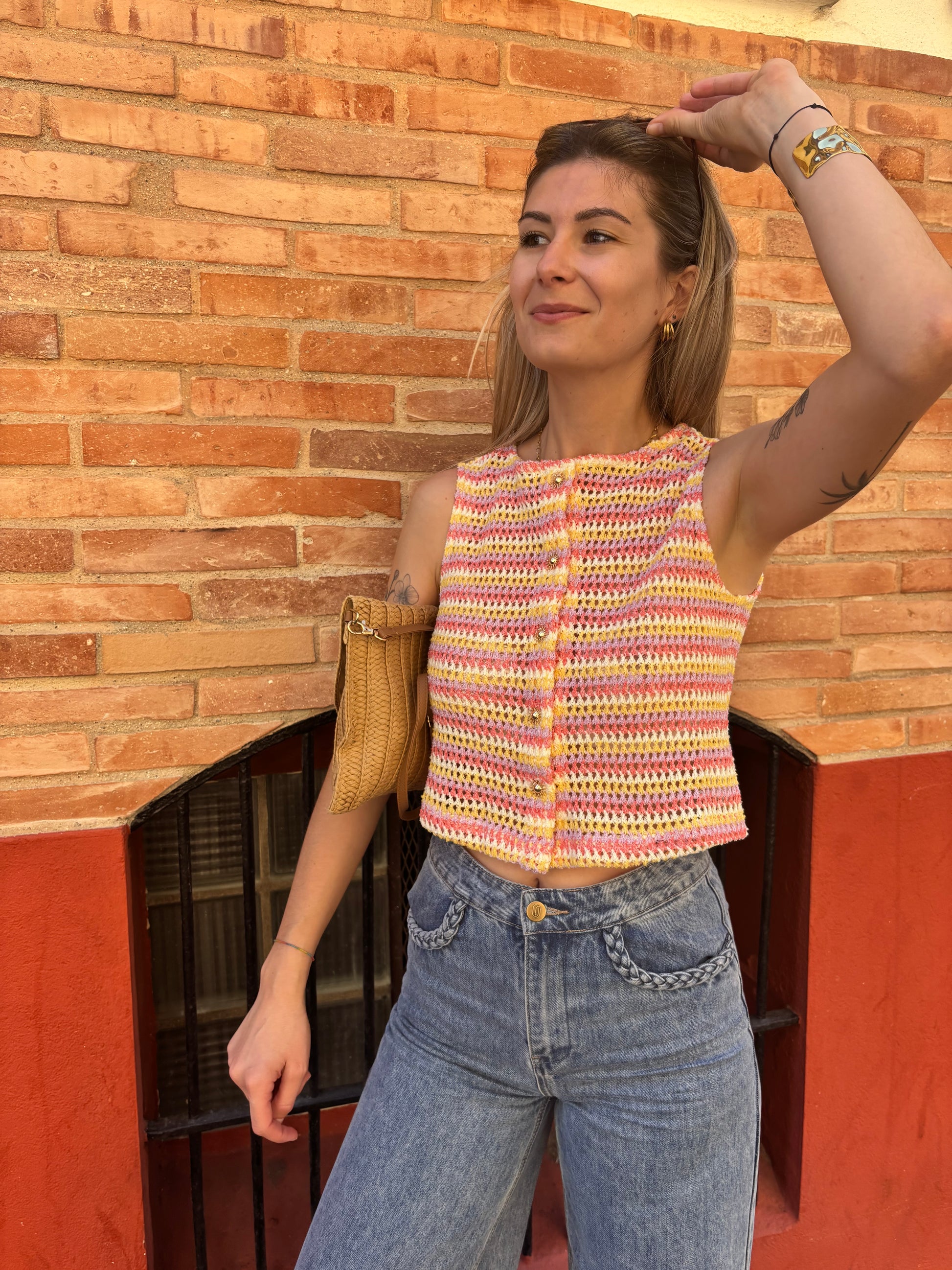debardeur en crochet pour femme de couleur rose orange jaune et violet 