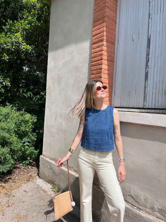 Débardeur femme en jean, sublimé par de petits nœuds dans le dos pour une touche chic et délicate.