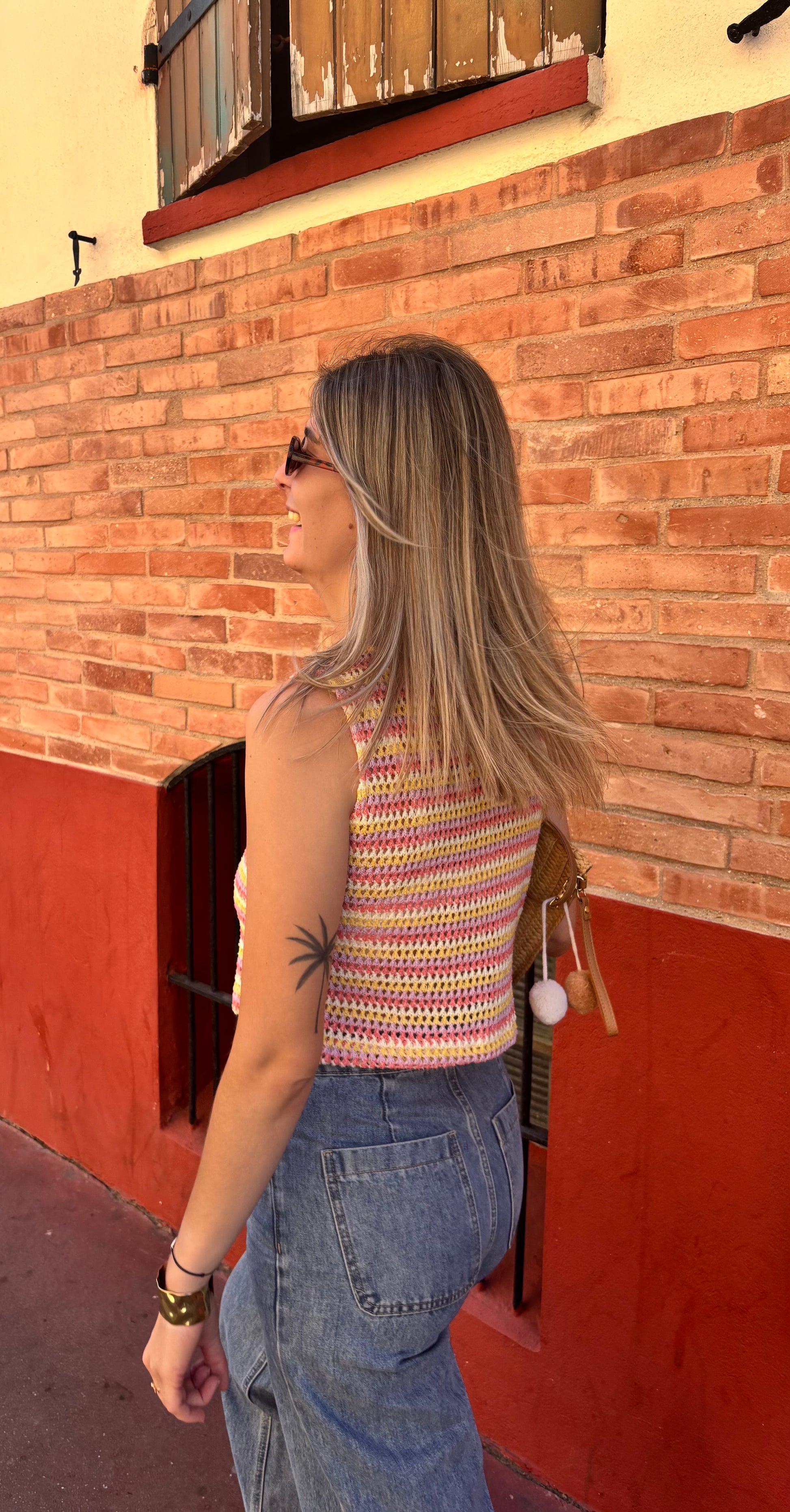 debardeur tendance femme en crochet avec boutons soleil doré sur le devant 