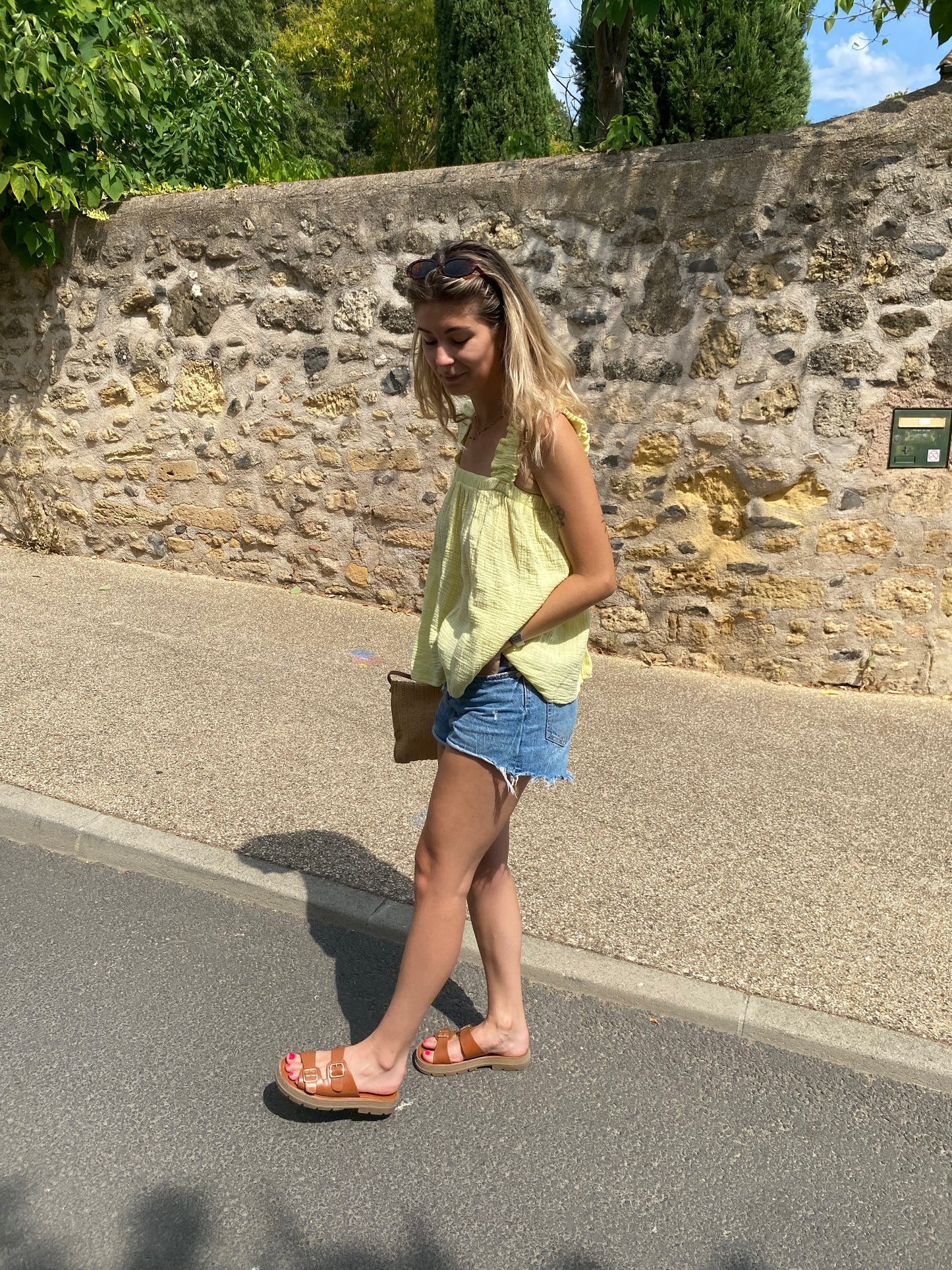 debardeur pour femme de couleur jaune pastel avec noeud dans le dos 