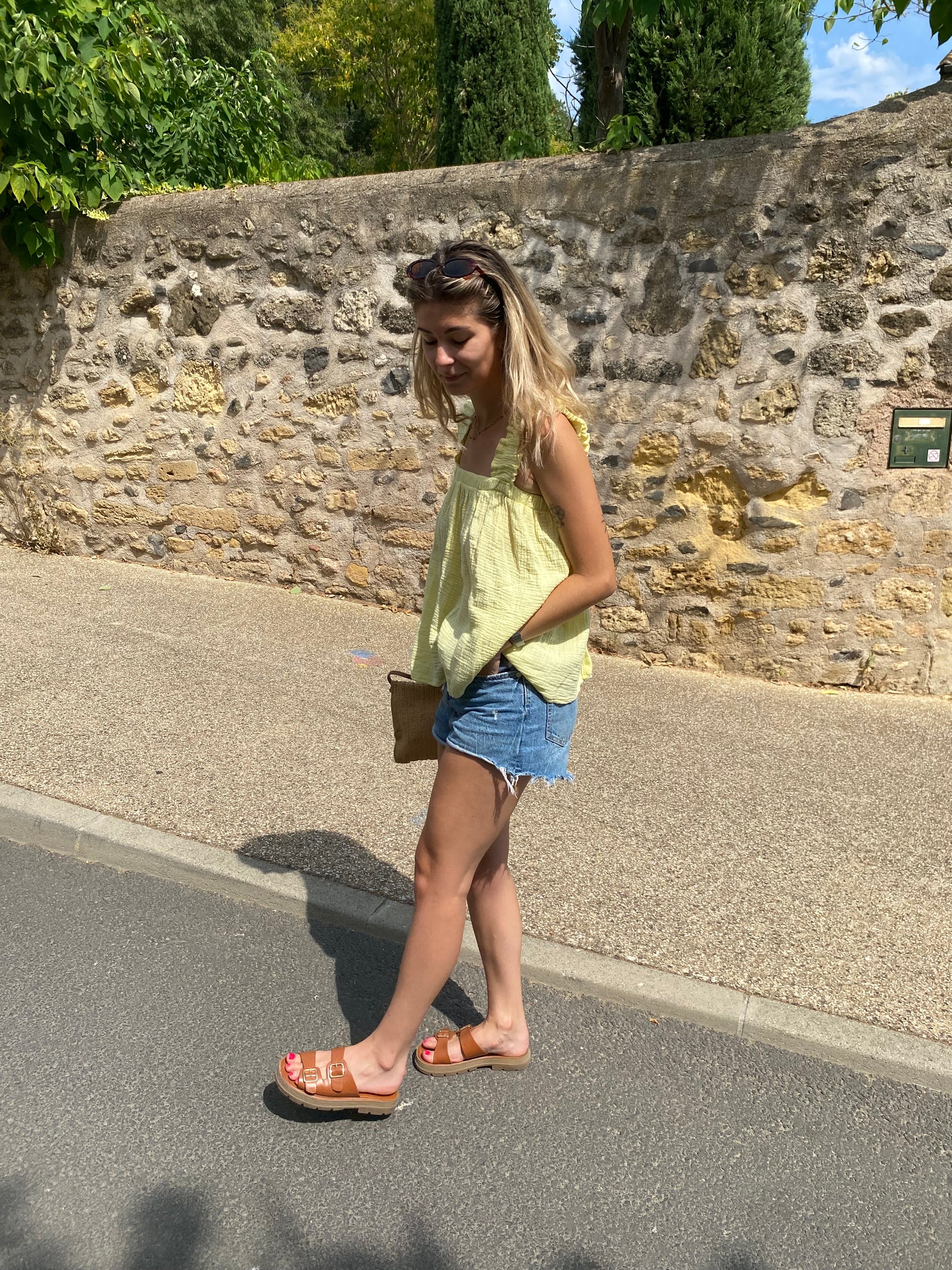 debardeur pour femme de couleur jaune pastel avec noeud dans le dos 