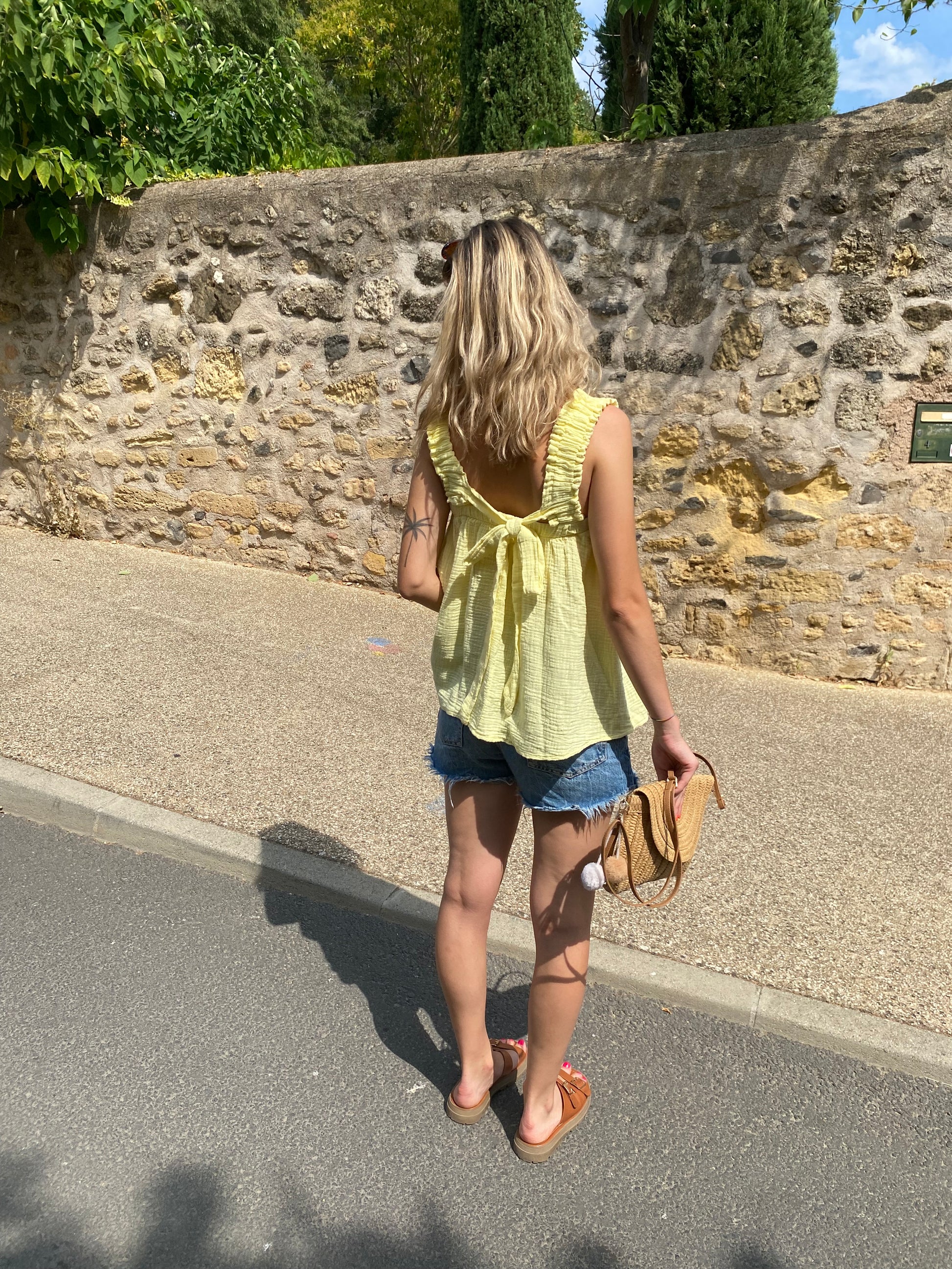 debardeur de couleur jaune pour femme 100% en gaze de coton hyper tendance et agreable a porter