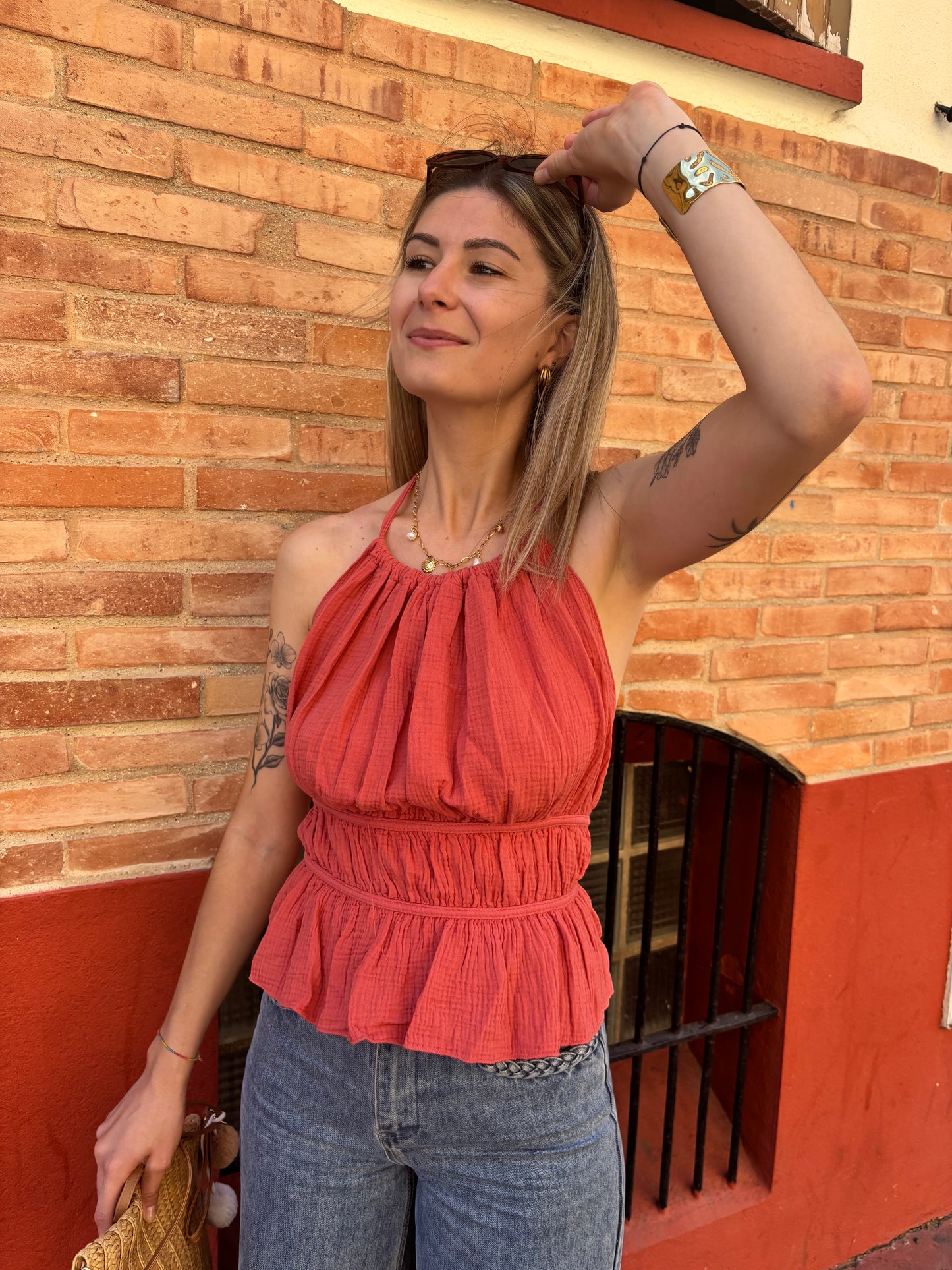 debardeur de couleur terracotta a noué sur le derrière parfait pour des occasions ou la vie quotidienne