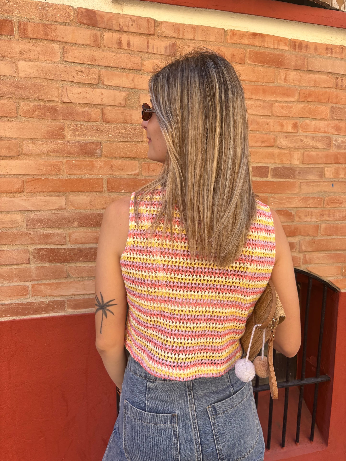 debardeur en crochet pour femme, de plusieurs couleurs avec boutons soleil sur le devant