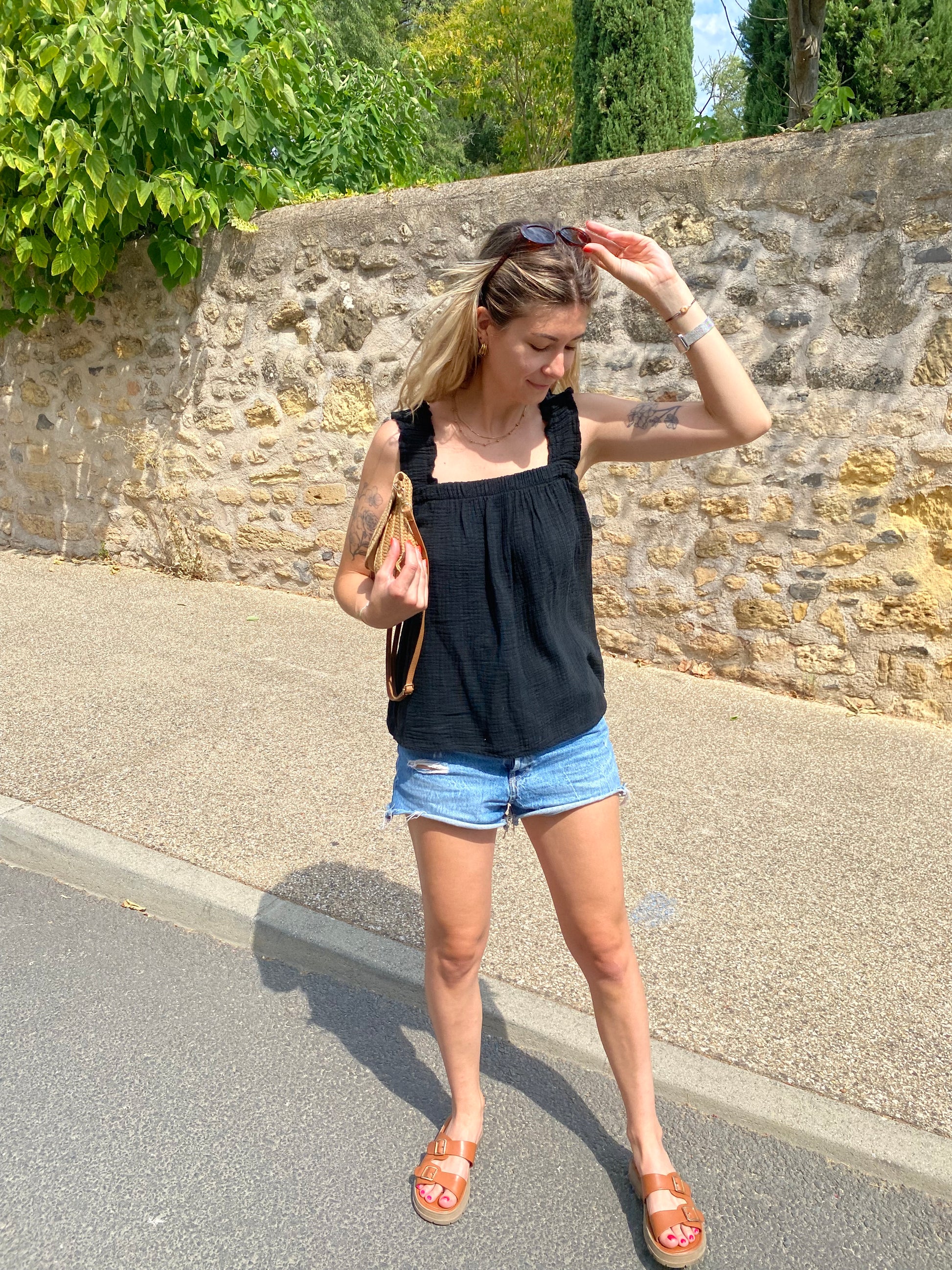 debardeur pour femme de couleur noir hyper facile a associer pourun look chic et a la fois décontracté 