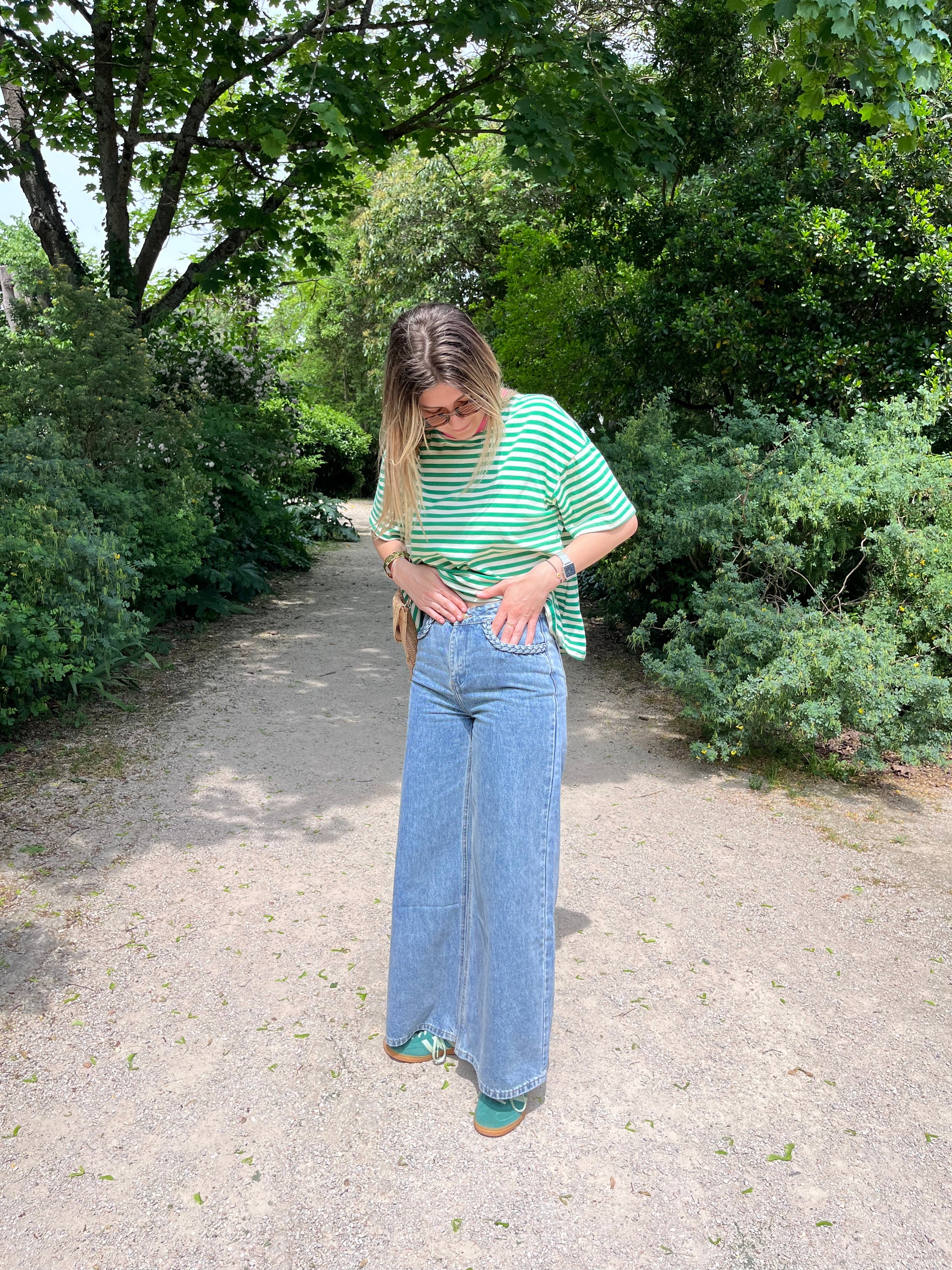 Jean bleu chic à taille haute qui sublime la silhouette. Coupe large tendance et effet bi-ton pour une touche élégante et moderne.