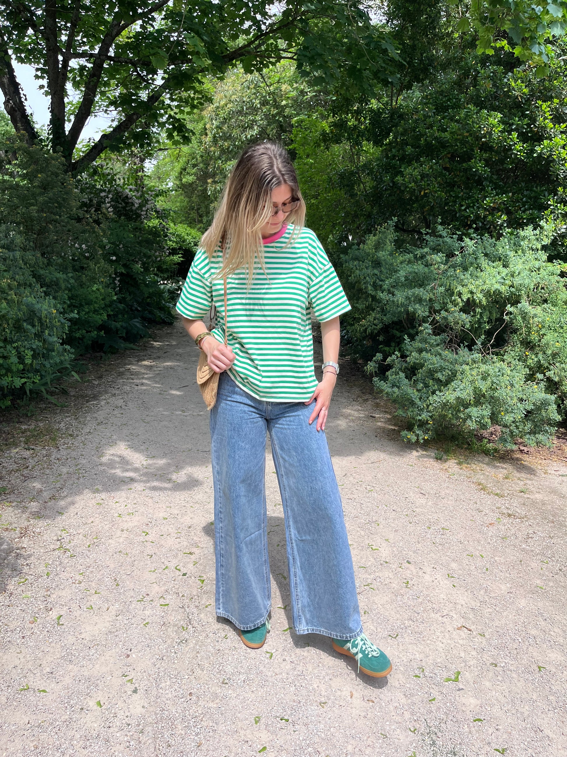 Élégant et confortable, ce jean bleu taille haute offre une coupe large moderne avec un effet bi-couleur unique.