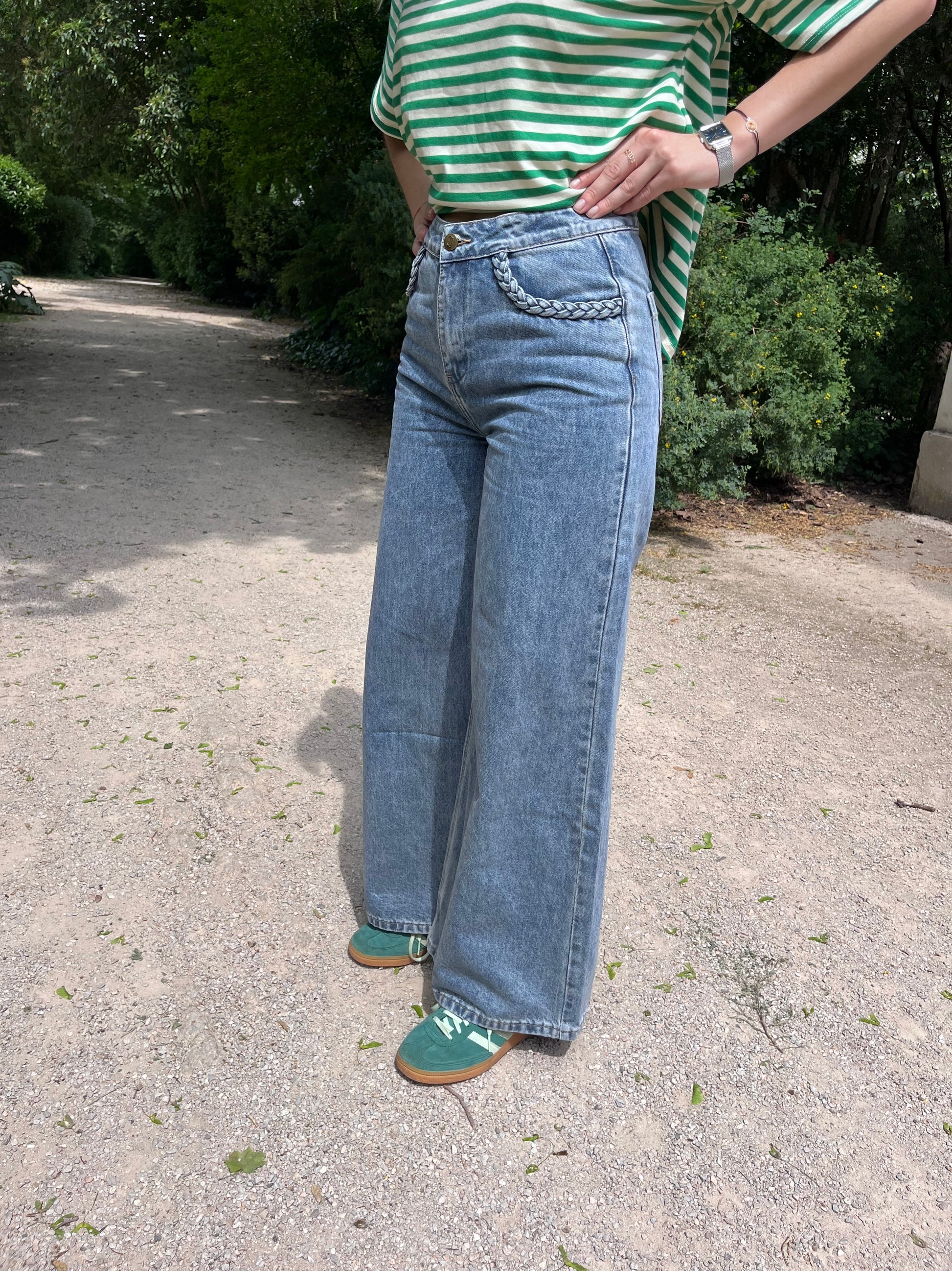 Le jean parfait : taille haute, jambes larges et double nuance de bleu pour un style à la fois moderne et sophistiqué.