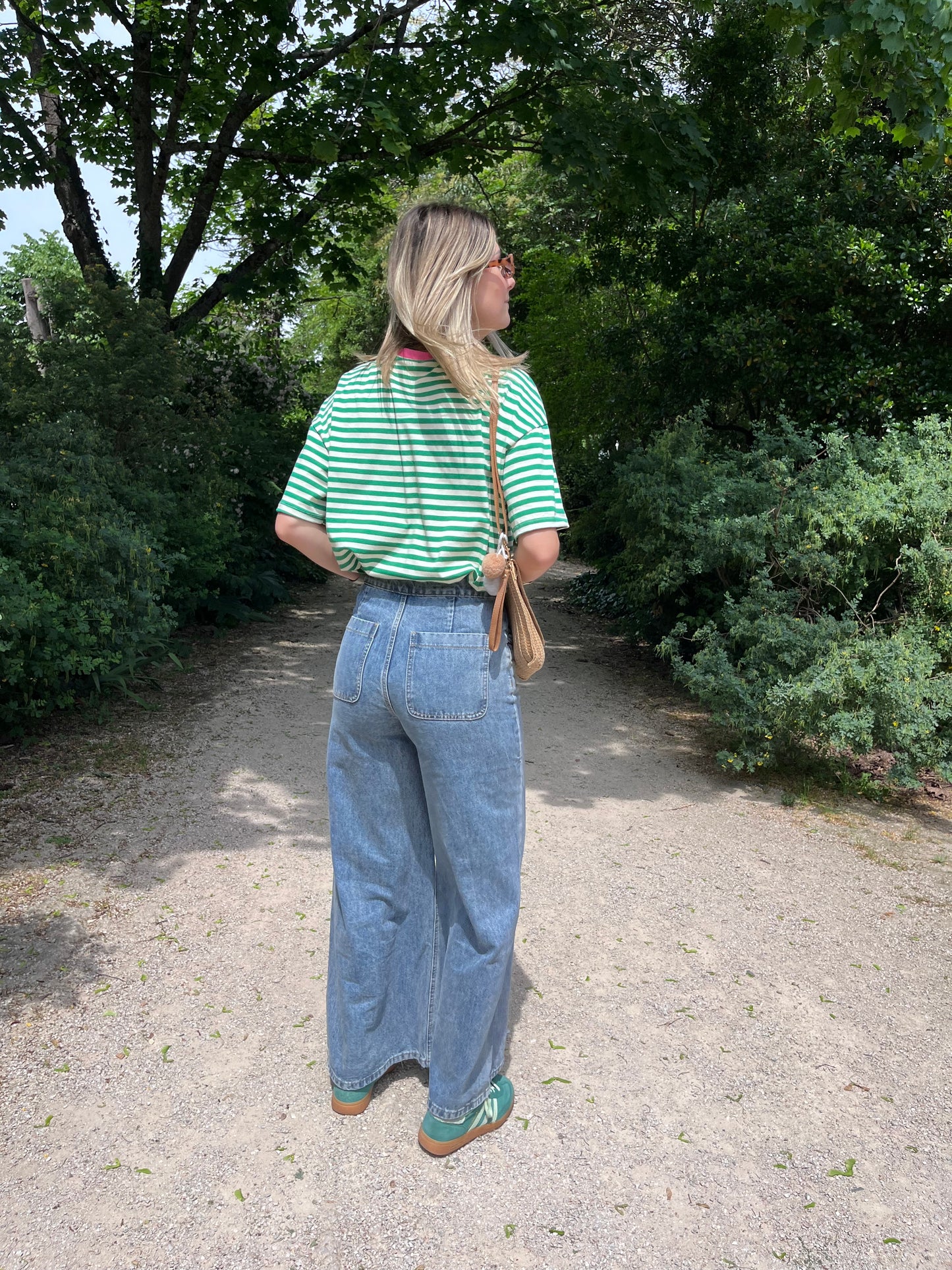 Un jean bleu taille haute à jambe large, parfait pour allonger la silhouette. Son design à deux teintes apporte une vraie touche stylée.