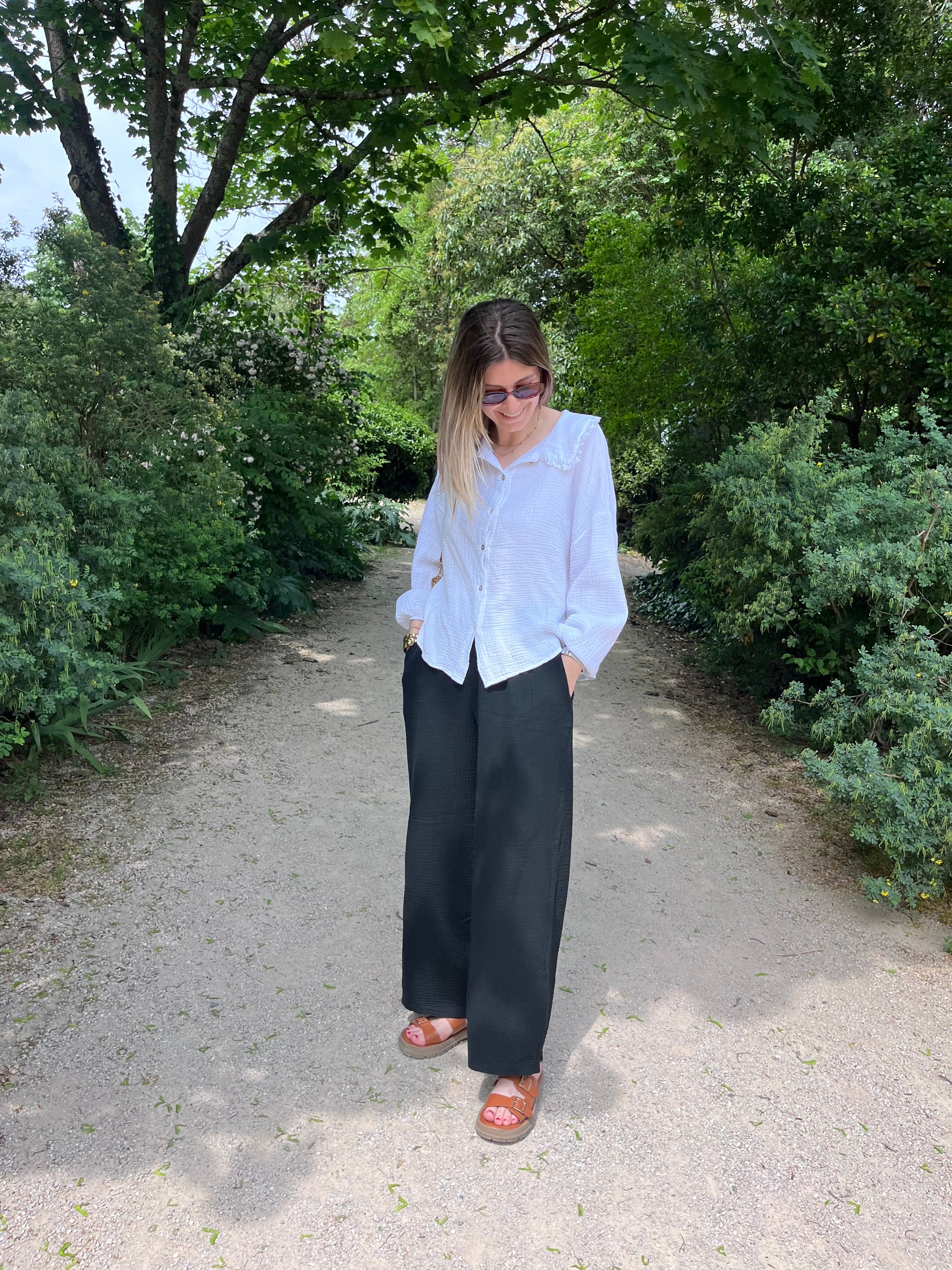 Le pantalon noir fluide qu’il te faut cet été : en gaze de coton douce, respirante et agréable à porter. Taille élastique, coupe ample et look minimaliste pour une tenue facile à styliser.