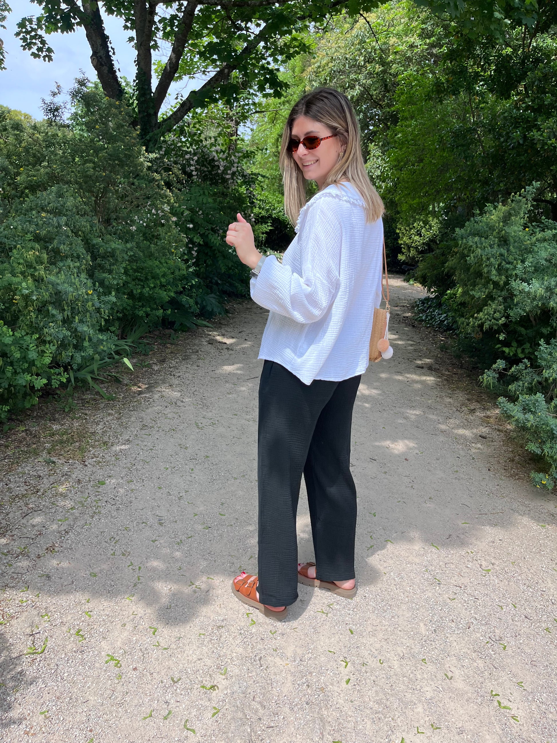 Craque pour ce pantalon femme noir en gaze de coton ultra léger. Sa coupe fluide sublime toutes les silhouettes et offre un confort absolu. Idéal pour un style bohème chic ou casual élégant.
