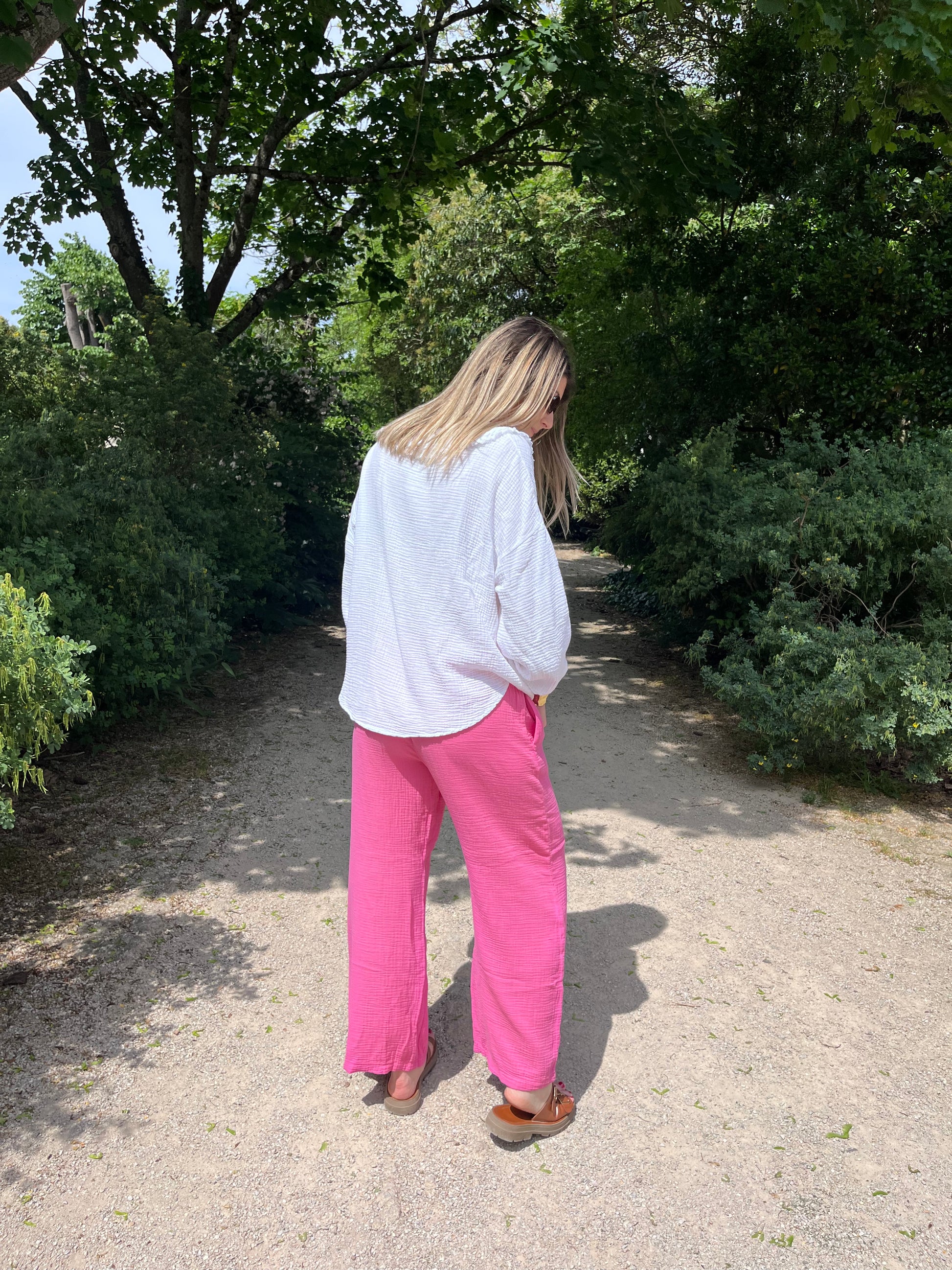 Envie d’un look qui ne passe pas inaperçu ? Ce pantalon fluide fuchsia en gaze de coton est la pièce idéale : léger, respirant et facile à porter en toute occasion.