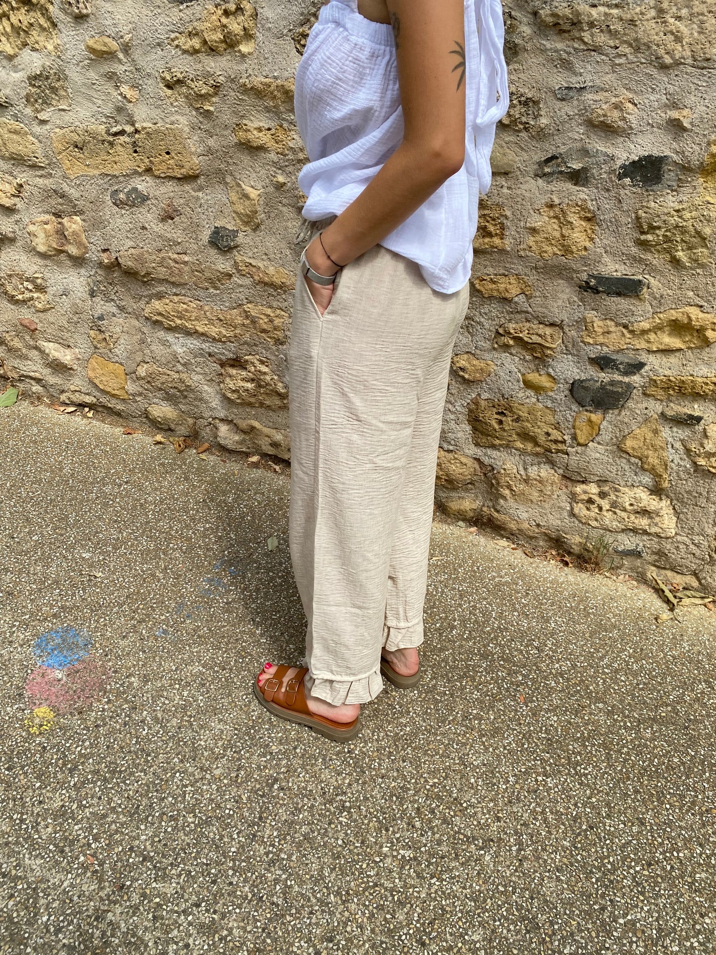 pantalon beige pour femme hyper class et tendance avec deux poches sur le coté 