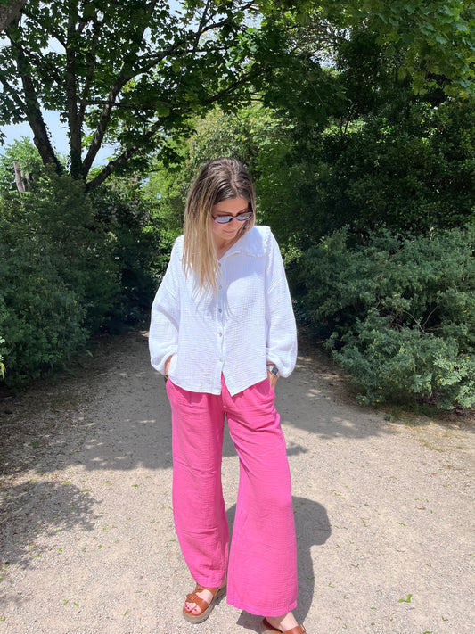 Pantalon fluide fuchsia en gaze de coton – une pièce lumineuse qui booste instantanément ton style. Sa matière légère et sa coupe ample assurent un confort parfait tout en restant ultra tendance.