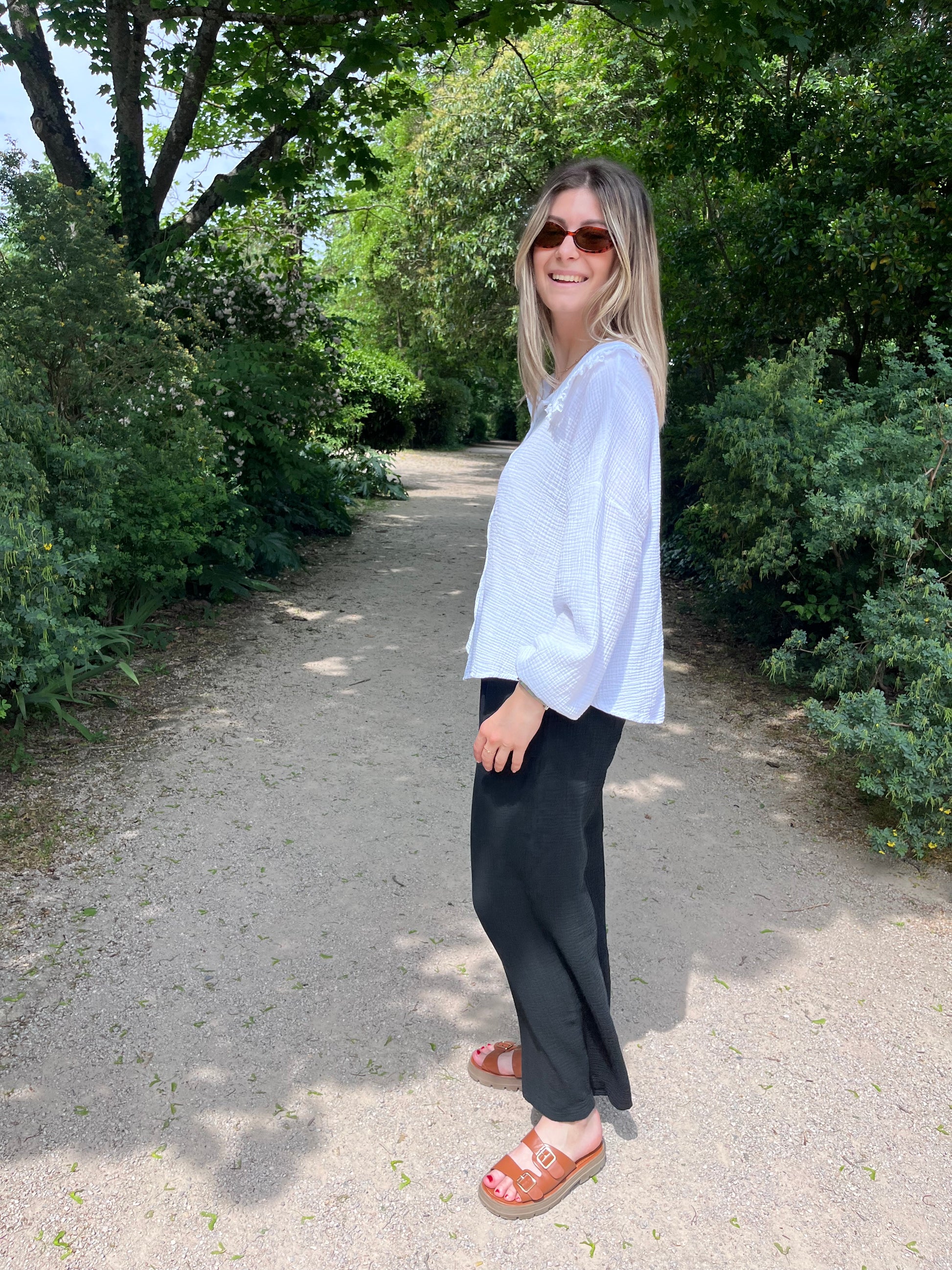 Pantalon fluide noir en gaze de coton – le must-have confort et tendance. Coupe légère, taille élastique et tissu respirant : parfait pour un look chic sans effort du matin au soir.