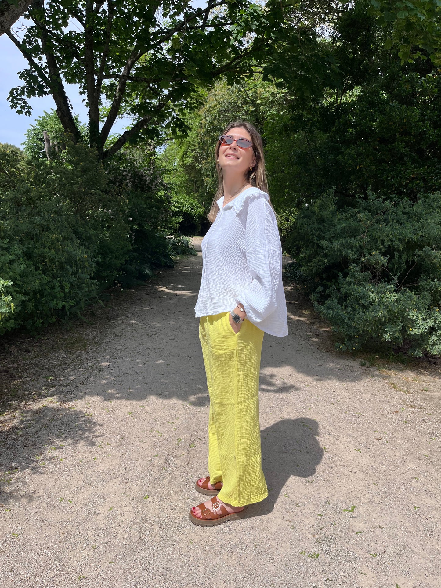 Pantalon femme jaune en gaze de coton hyper tendance pour un look style et décontracté 