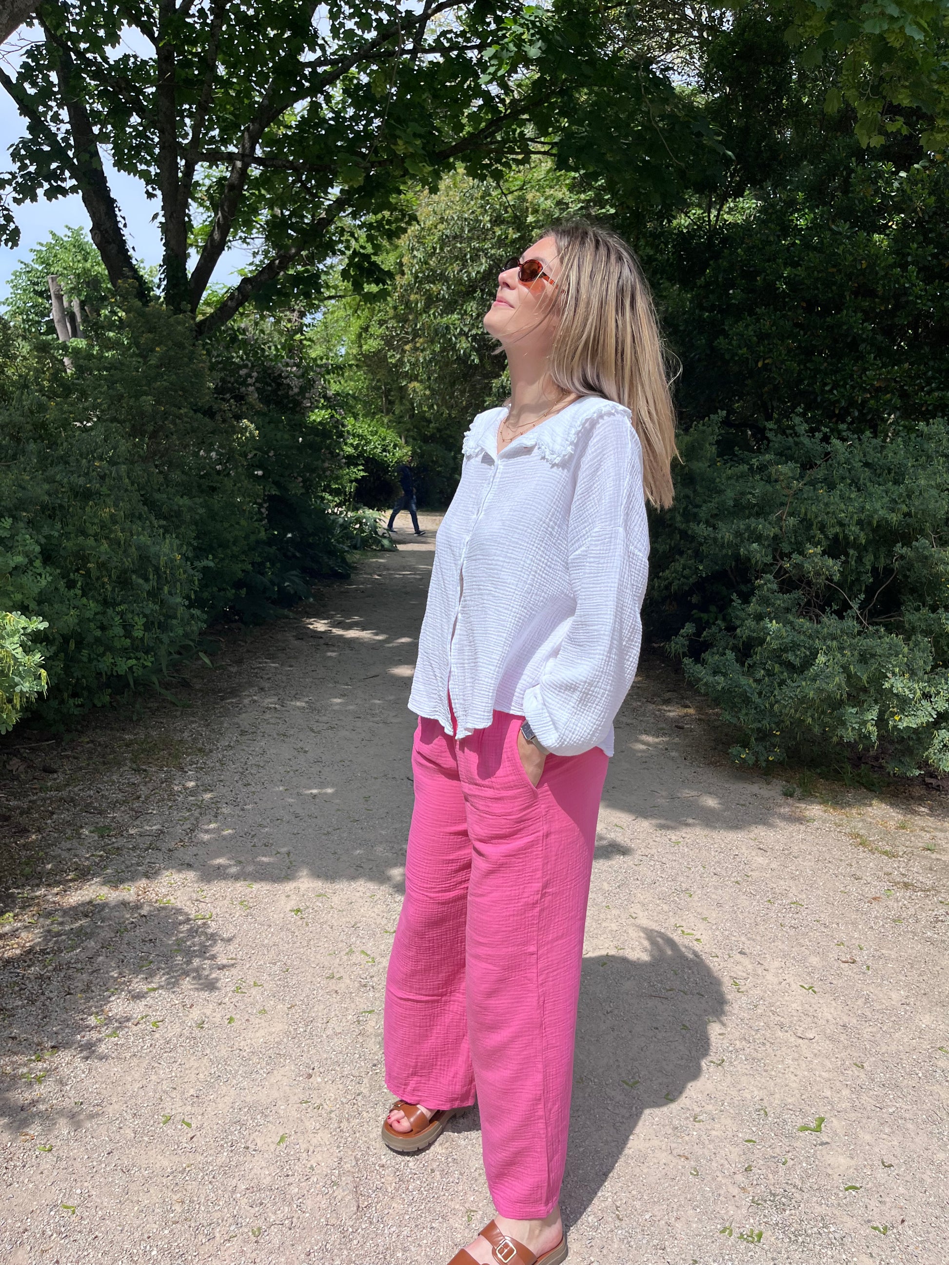 Fais la différence avec ce pantalon femme fuchsia en gaze de coton. Fluide, aérien et agréable à porter, il combine parfaitement style affirmé et confort au quotidien.