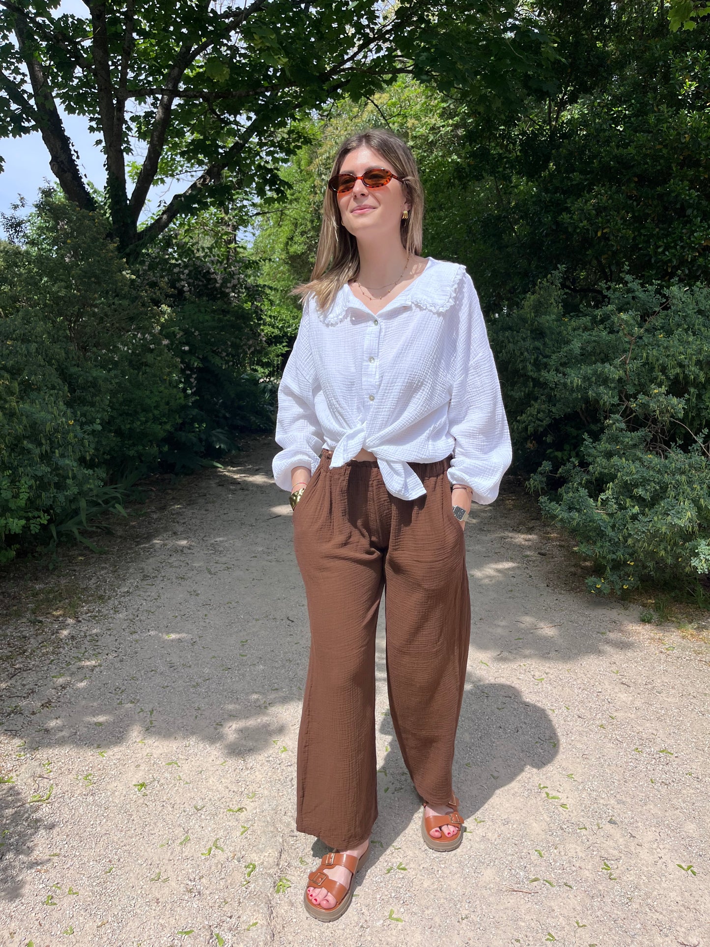 Pantalon large et fluide pour femme pour un look estival et décontracté 